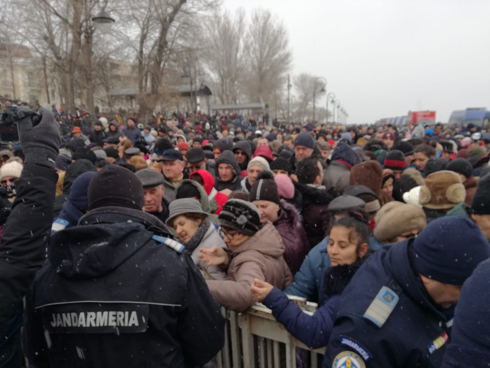 FOTO/ Deși mai puțini ca în anii trecuți, constănțenii tot s-au înghesuit ca să ia agheasmă. IPS Teodosie a aruncat spre cer trei porumbei