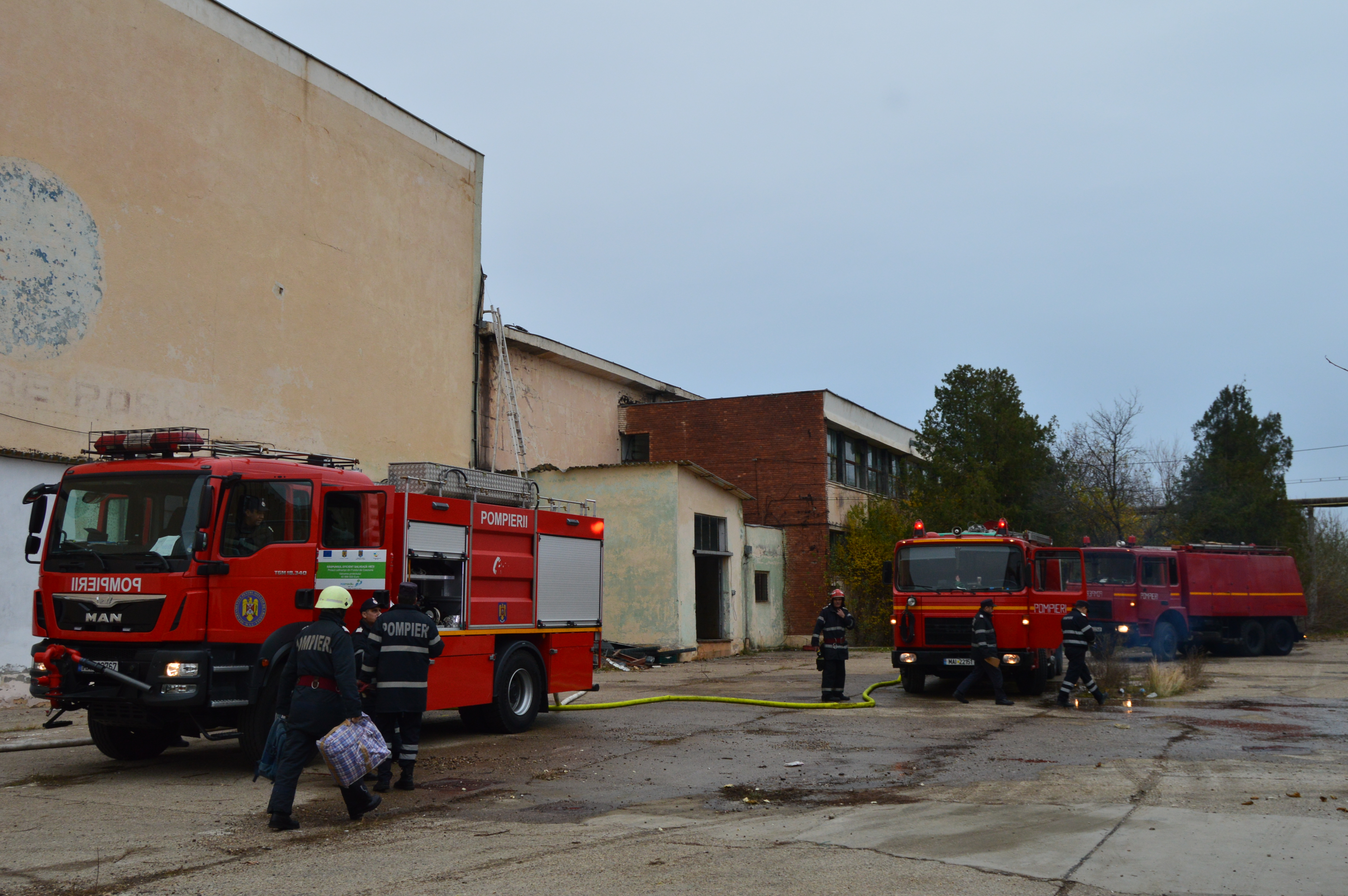 UPDATE: Pompierii din Brăila au lichidat incendiul de la o fabrică dezafectată de preparare a cărnii după 15 ore de luptă cu focul| FOTO