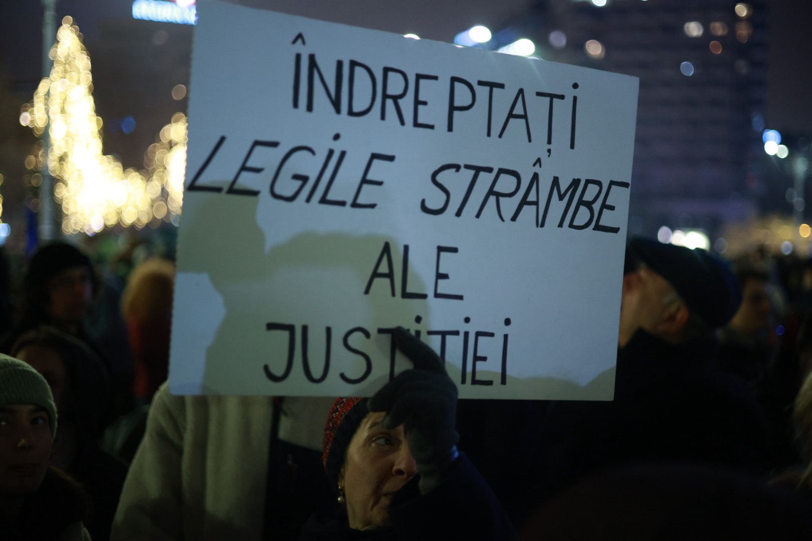 Marș pentru justiție în București: „Ați îngropat dosare / vă vrem la închisoare”/ Băsescu: MCV-ul ar putea fi reactivat