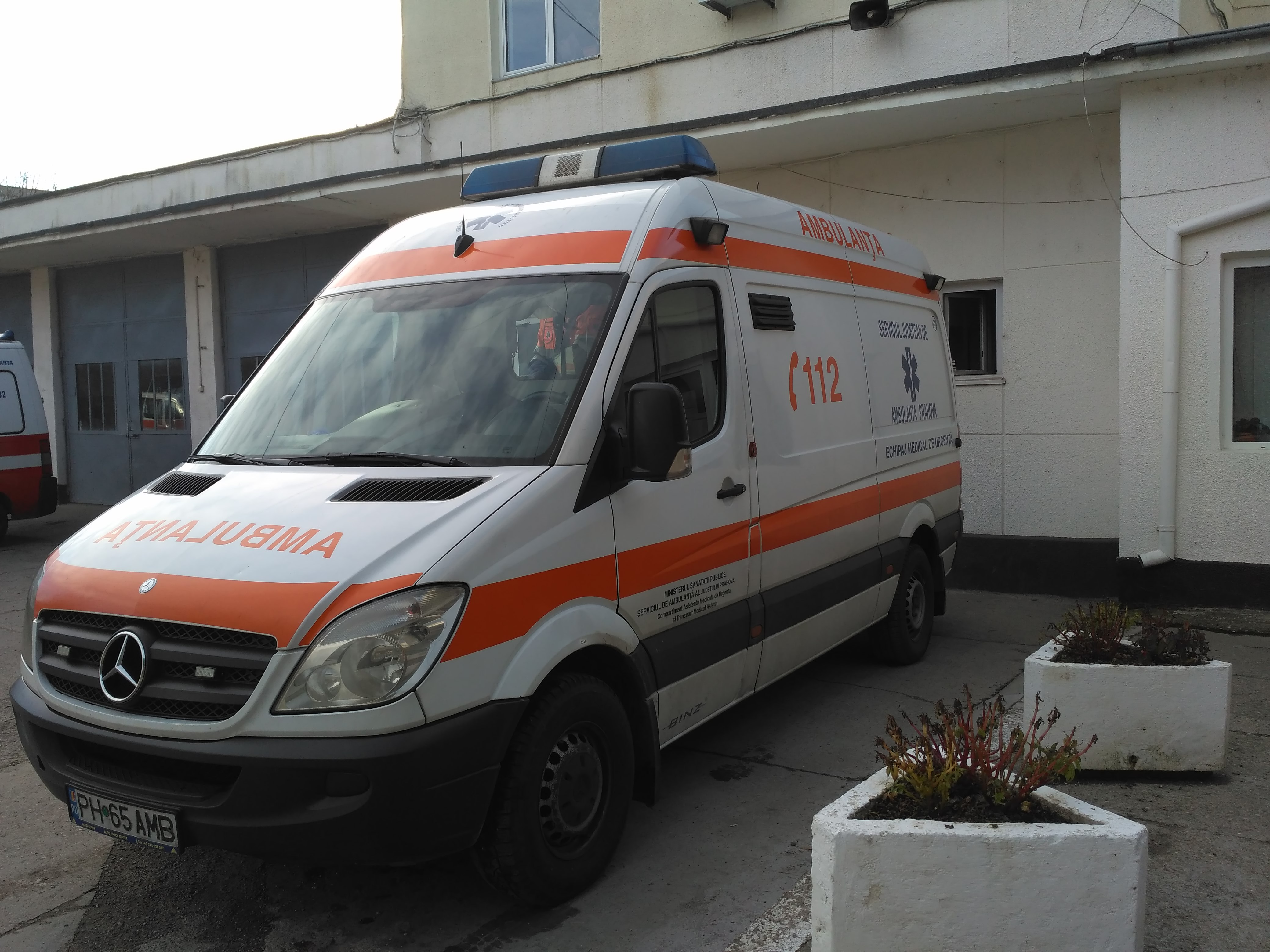 A chemat ambulanța ca să ajungă la discotecă, iar apoi s-a lăudat pe Facebook