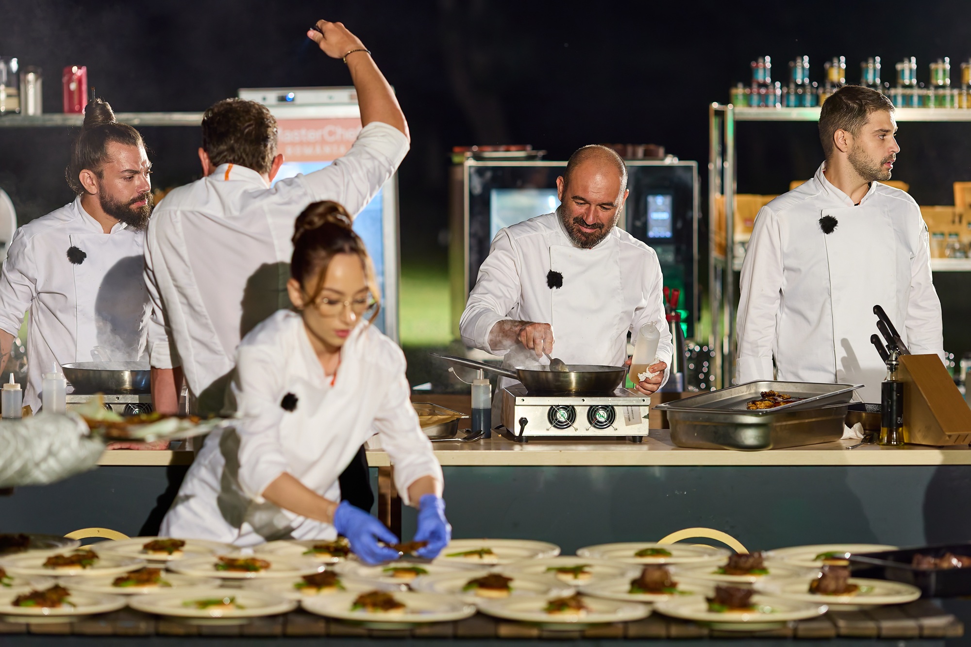 MasterChef, 17 noiembrie 2025. Cei 10 concurenți au lucrat ca o singură echipă într-o probă care a celebrat 30 de ani de PRO TV