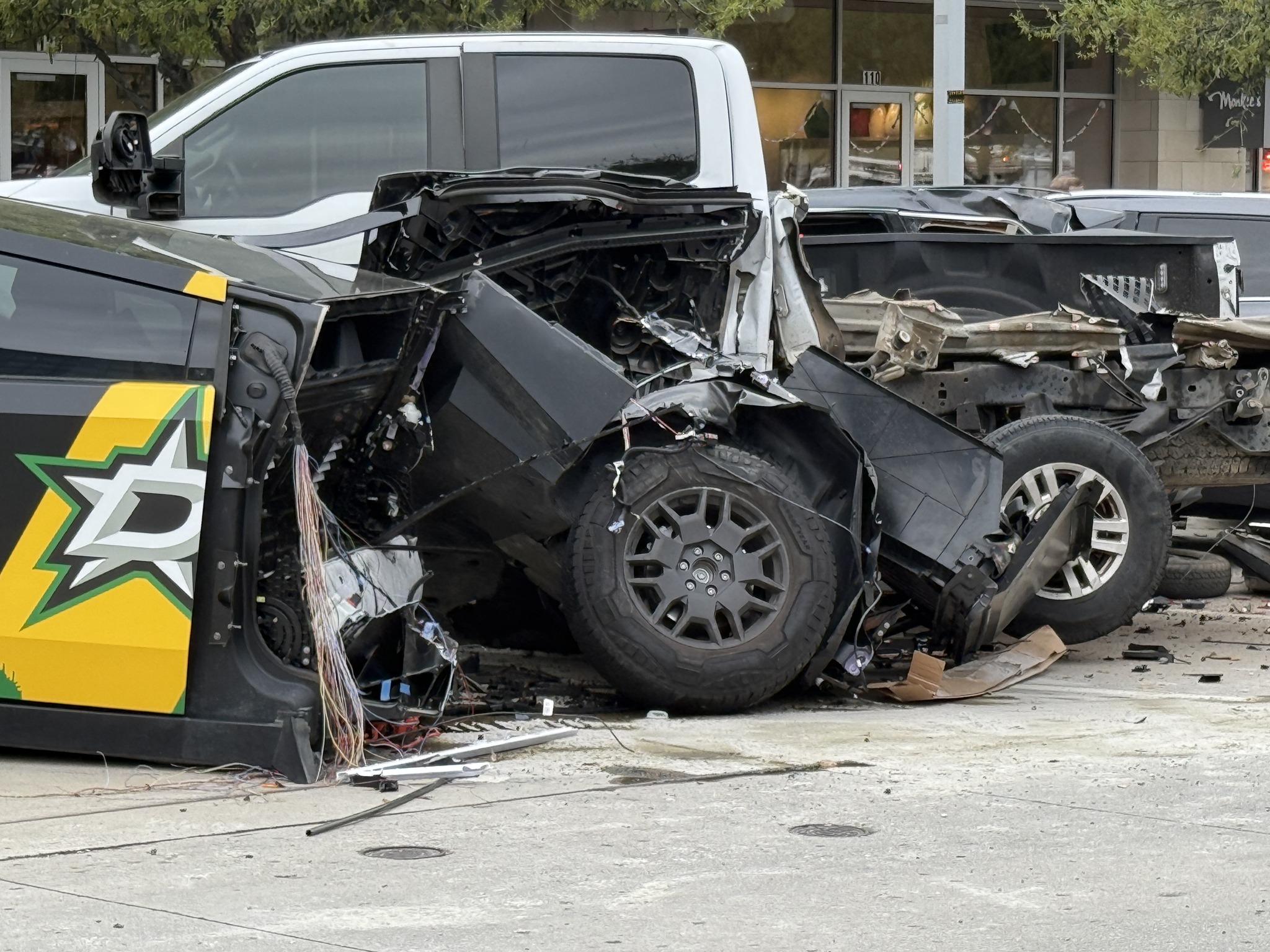 Un Mercedes G-Class „a tăiat chirurgical” tot spatele unui Cybertruck Tesla, într-un accident. Musk a spus că mașina lui e făcută „pentru apocalipsa zombie”