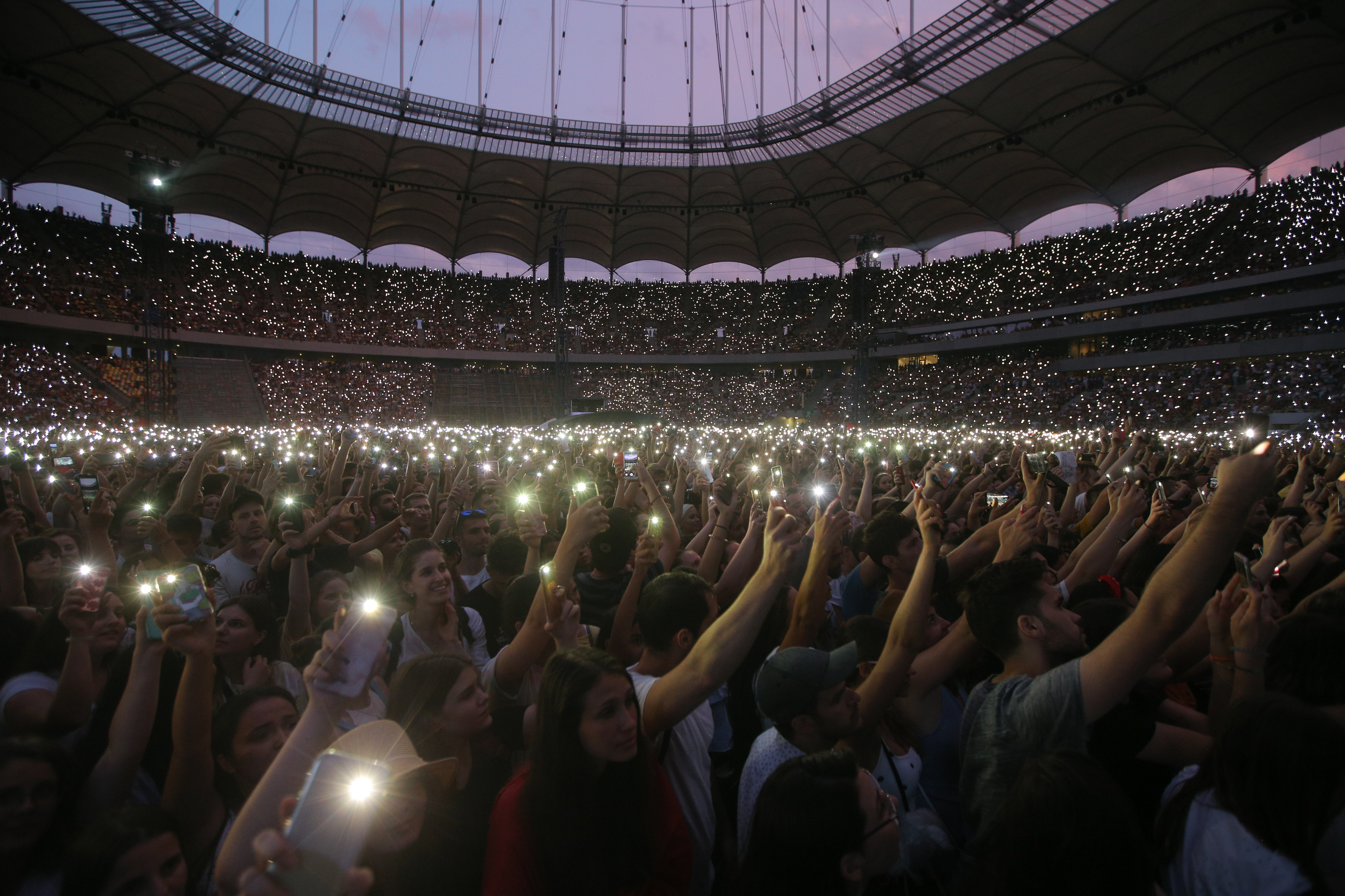 FOTO | La concertul de la Arena Națională, Ed Sheeran a purtat tricoul de 250 de lei al naționalei de fotbal a României