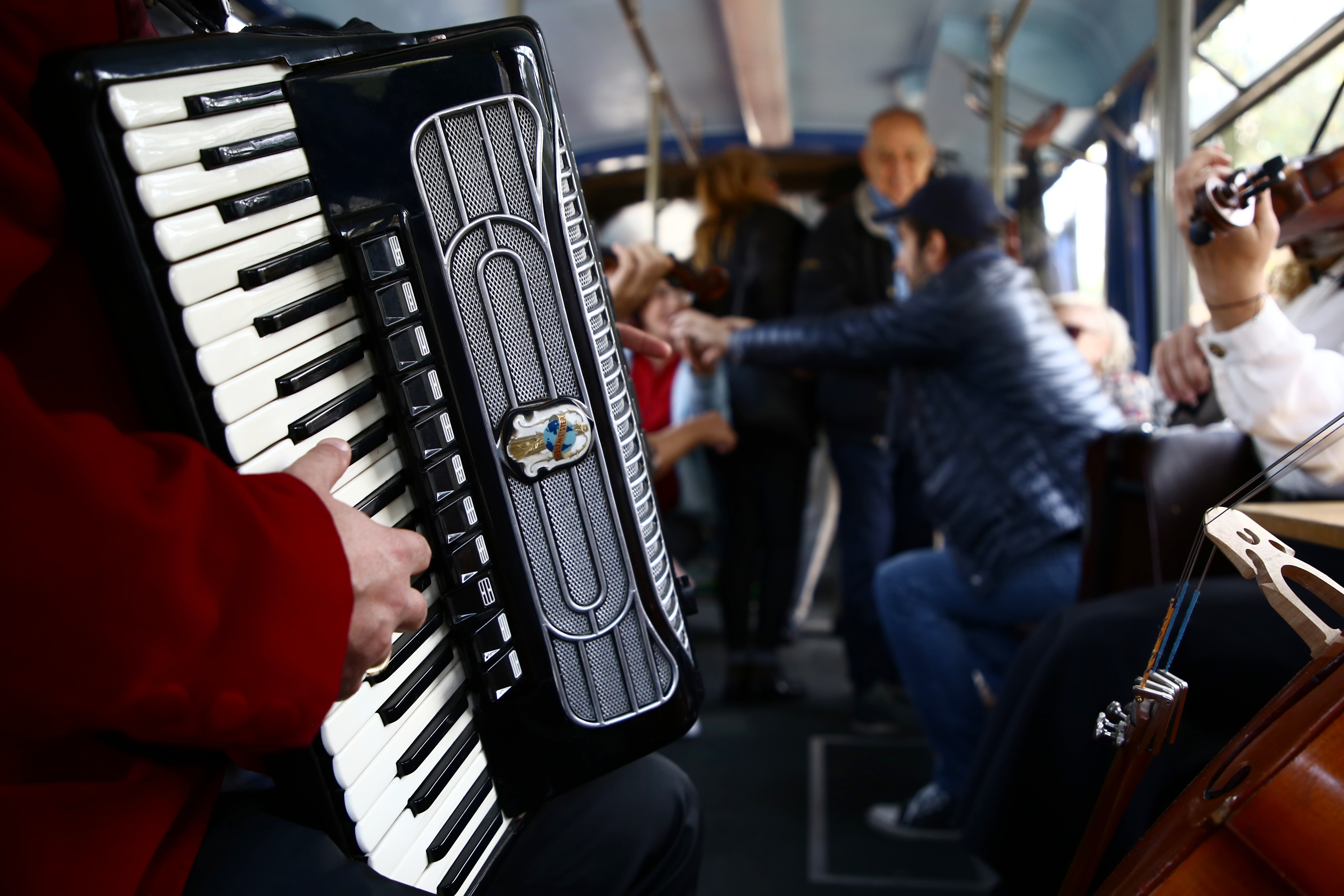 GALERIE FOTO / Imagini inedite cu tramvaiele de epocă, la paradă în București. În vagoane a cântat fanfara, iar vatmanul a purtat uniforma de altădată