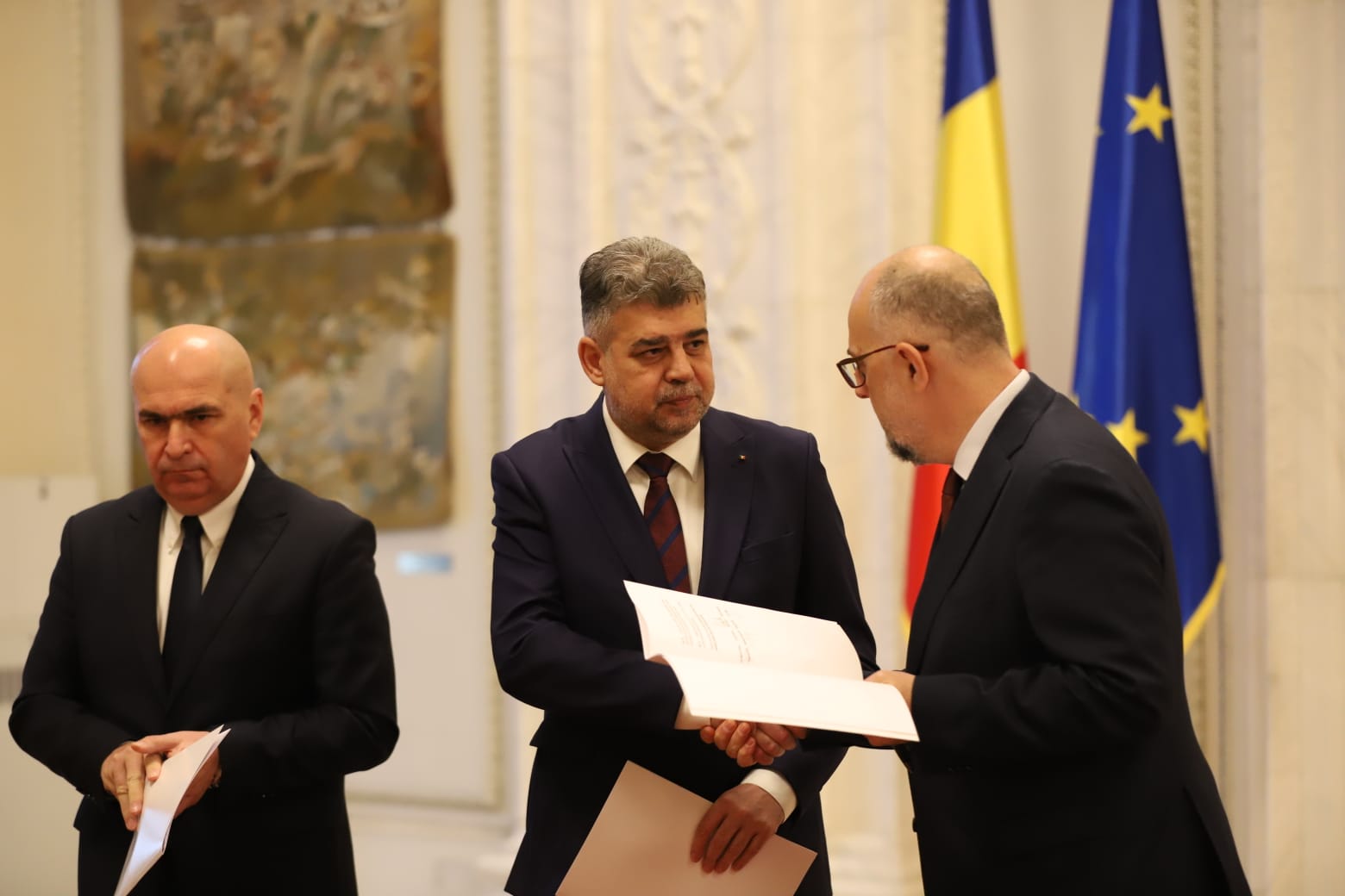 Tensiuni și nedumeriri legate de componența noului guvern: liberalii au luat doar praful de pe tobă. Cum a apărut din neant Radu Marinescu