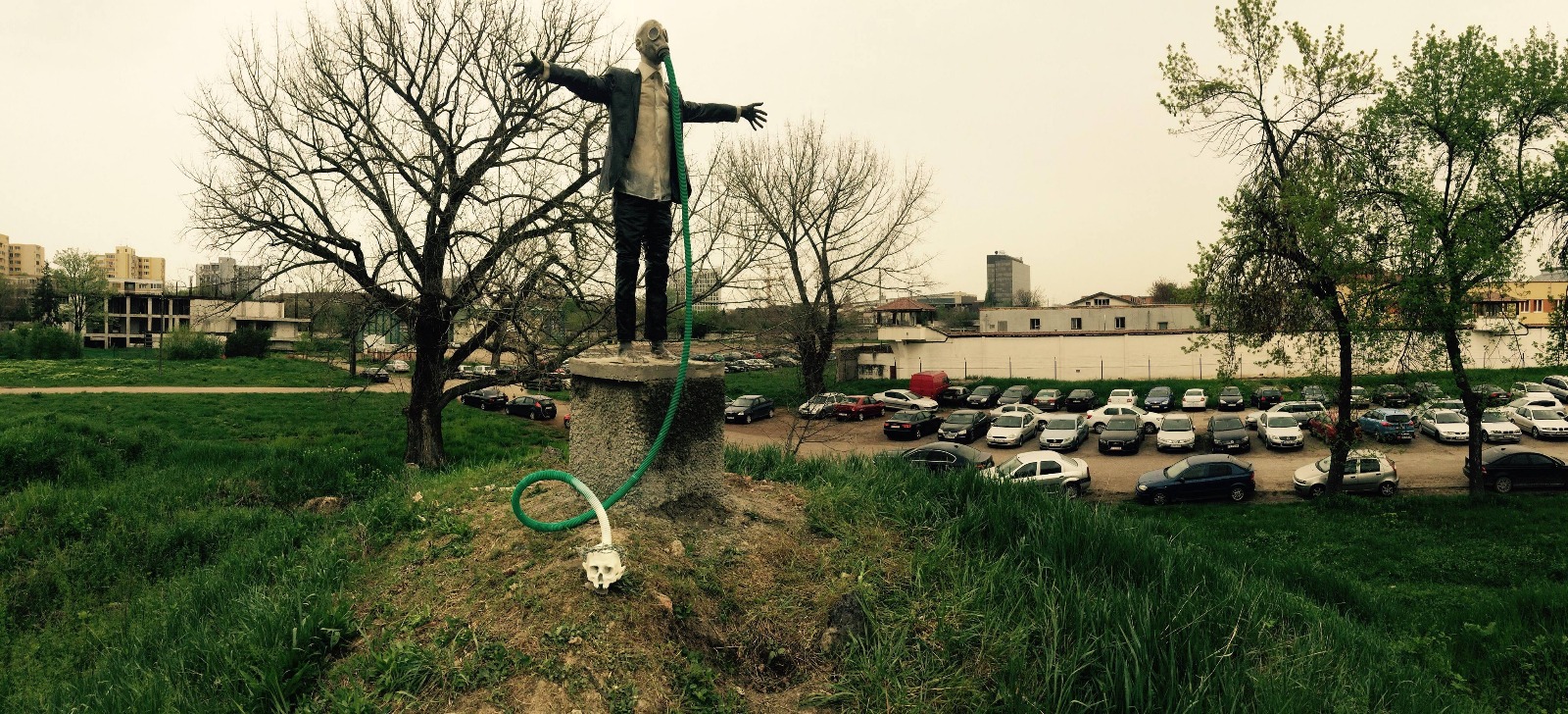 Încă o apariție șocantă la Timișoara: Cristo Redentor, reinterpretat de Grupul Baraka. Artiștii au mai expus anul trecut un „mort” cu penisul în erecție/ FOTO