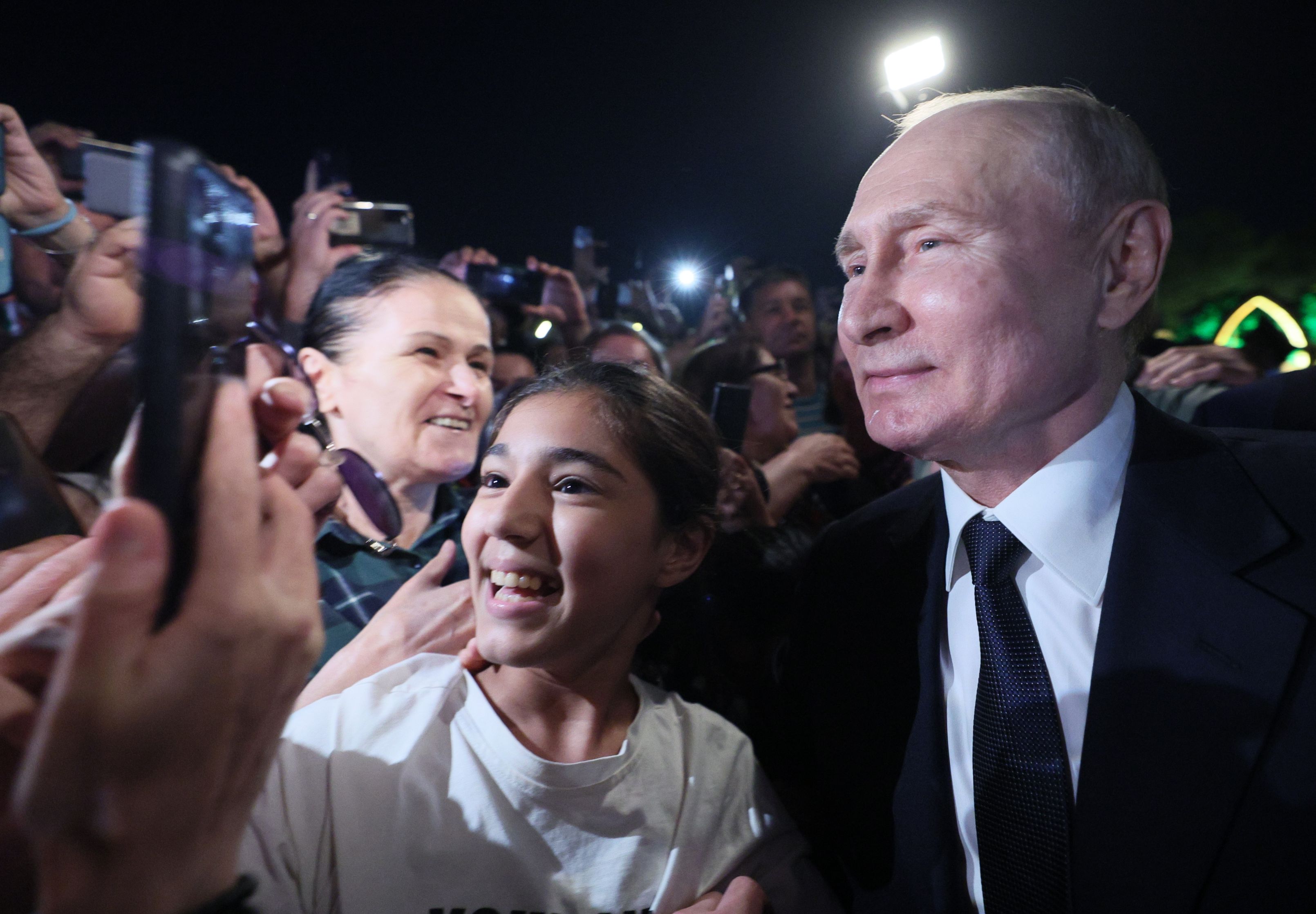 Kremlinul insistă că Putin are sprijinul „uimitor” al populației, după revolta Wagner. Imagini cu liderul rus înconjurat de mulțime