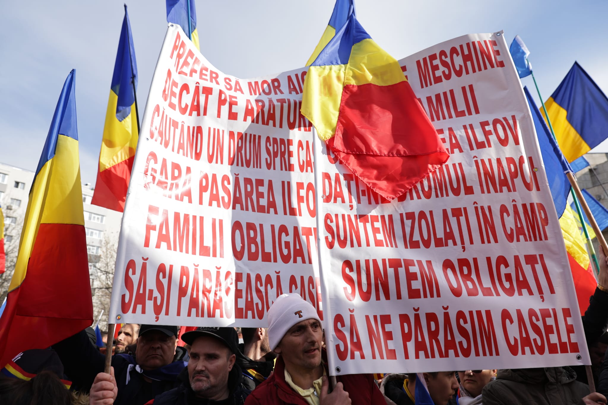 Oameni urcați pe blocuri în București ca să vadă marșul susținătorilor lui Călin Georgescu