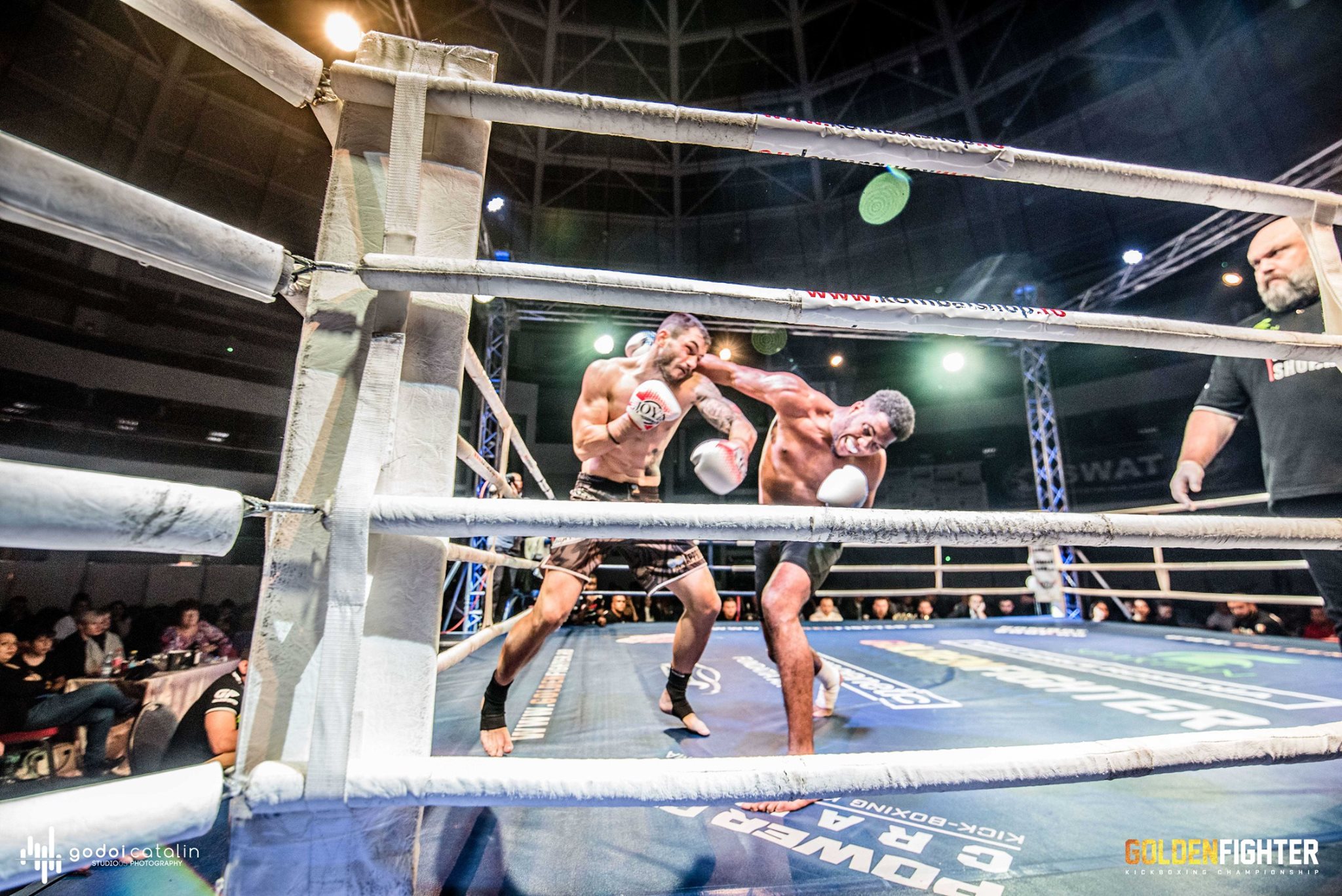 Meciuri spectaculoase la Golden Fighter Craiova. Centura intercontinentală WKU a fost câștigată de Adrian Mitu FOTO&VIDEO