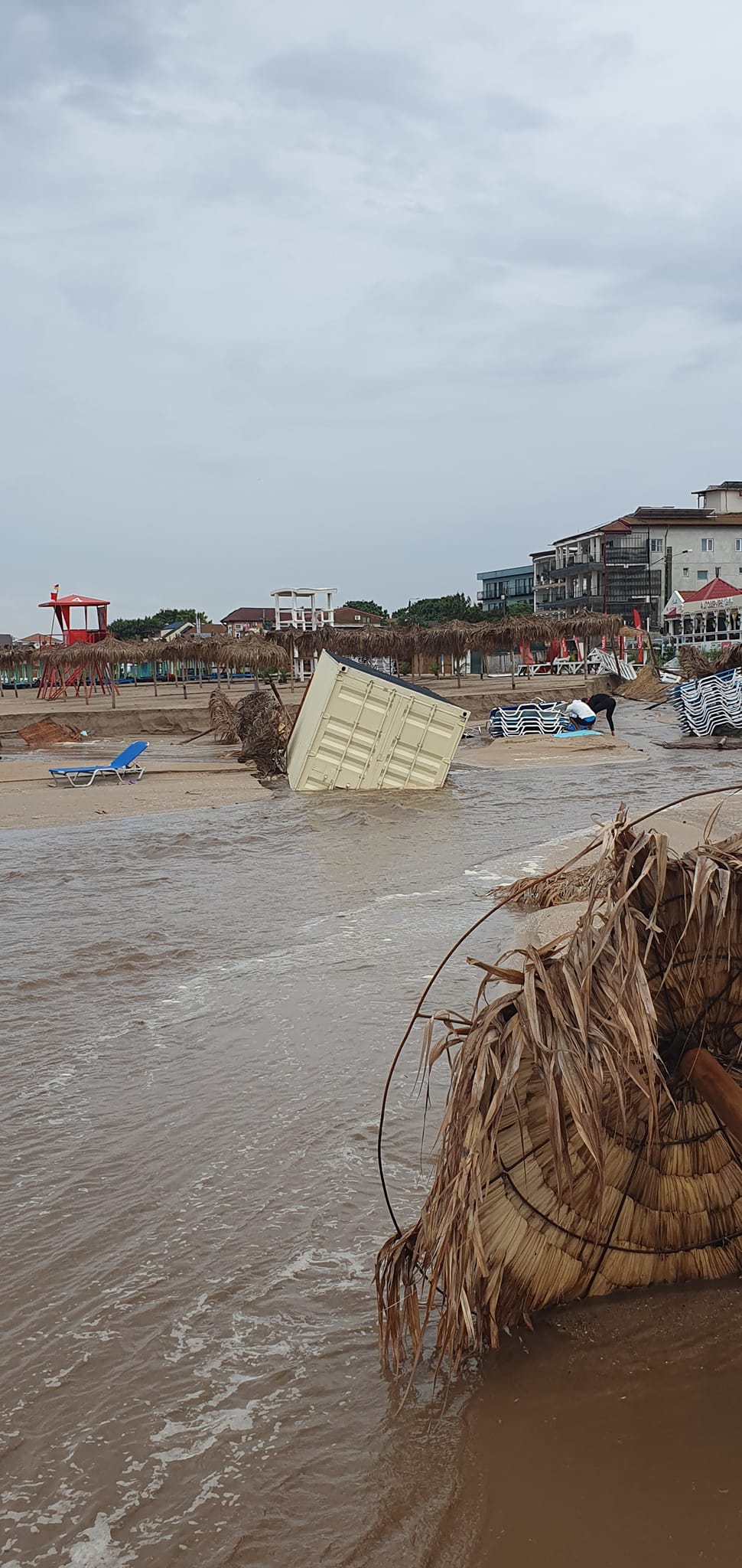 Urmările ploilor puternice de pe litoral. La Mangalia au căzut 200 l/mp. Maşini luate de apă, inundaţii în mai multe staţiuni: dezastru la Venus şi Vama Veche | FOTO