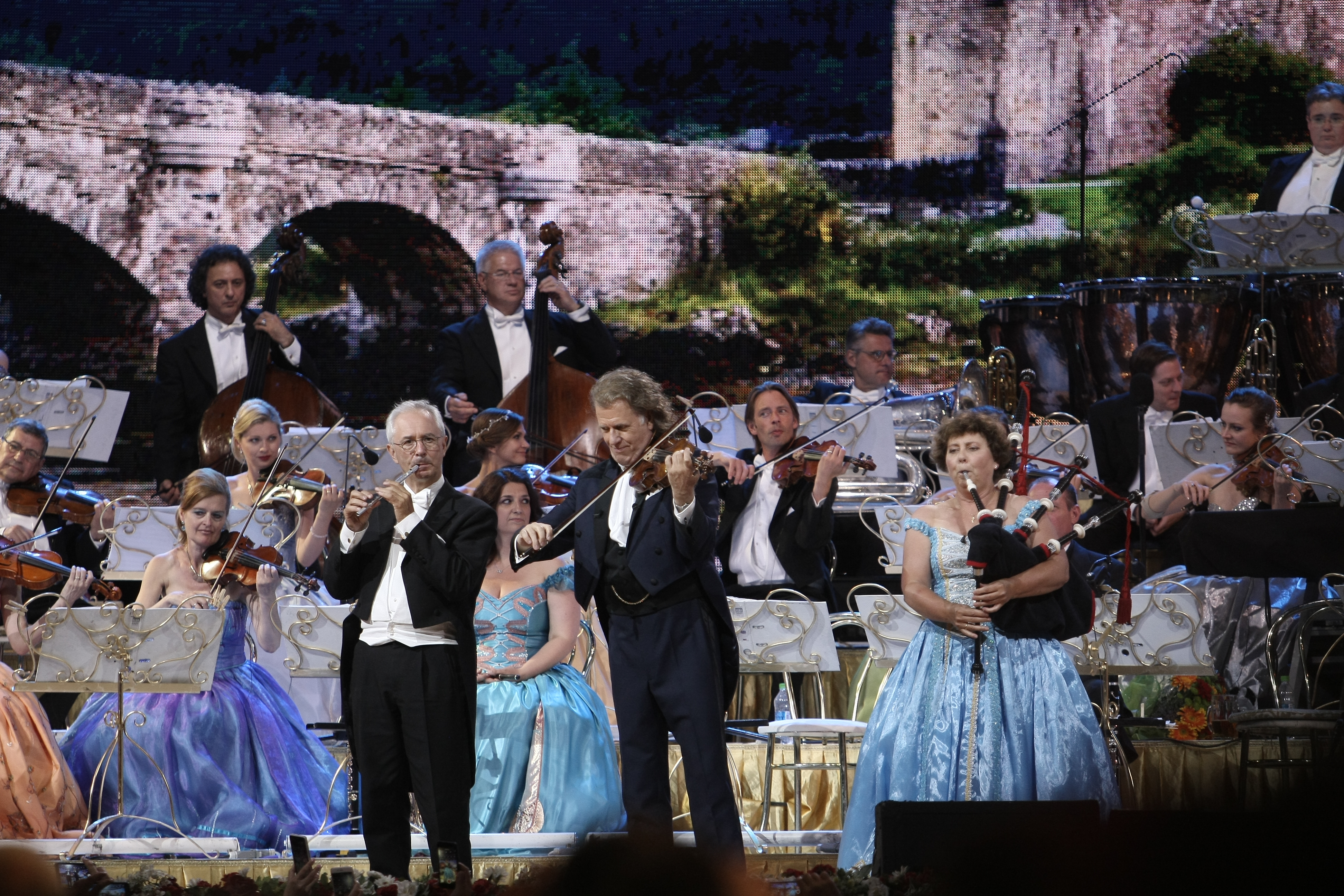 André Rieu a făcut show în în Piaţa Constituţiei. A cântat ”Ciobănaş cu trei sute de oi” | FOTO