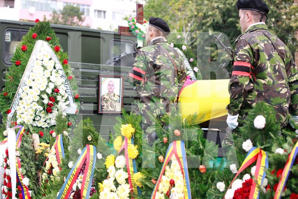 VIDEO&FOTO/ Mădălin Stoica, militarul mort în Afganistan, înmormântat cu onoruri militare la Buzău