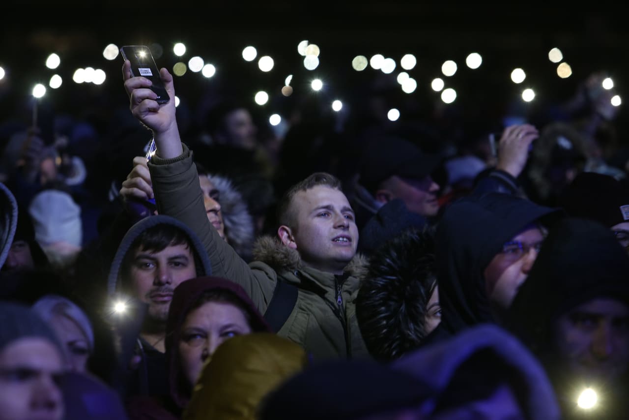 Revelion 2020 pe ritm de disco, în Piața Constituției din București. Cum s-au distrat bucureștenii la cumpăna dintre ani