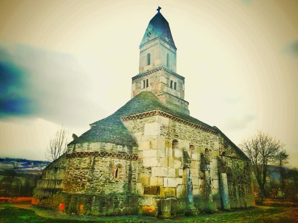 Cea mai veche biserică din România în care încă se mai slujește. E ridicată pe ruinele unui templu păgân