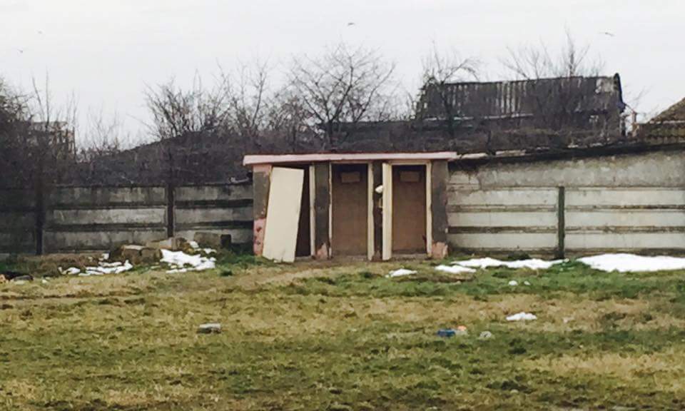 Elevii unei şcoli din Craiova se duc la o toaletă fără uşi! GALERIE FOTO