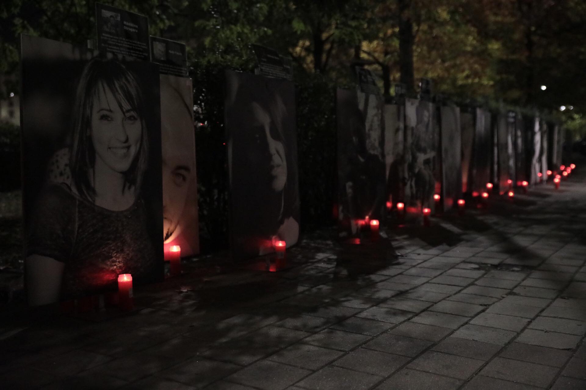 Marș în memoria victimelor de la Colectiv. Fotografiile tinerilor care au murit au fost așezate în fața Parchetului