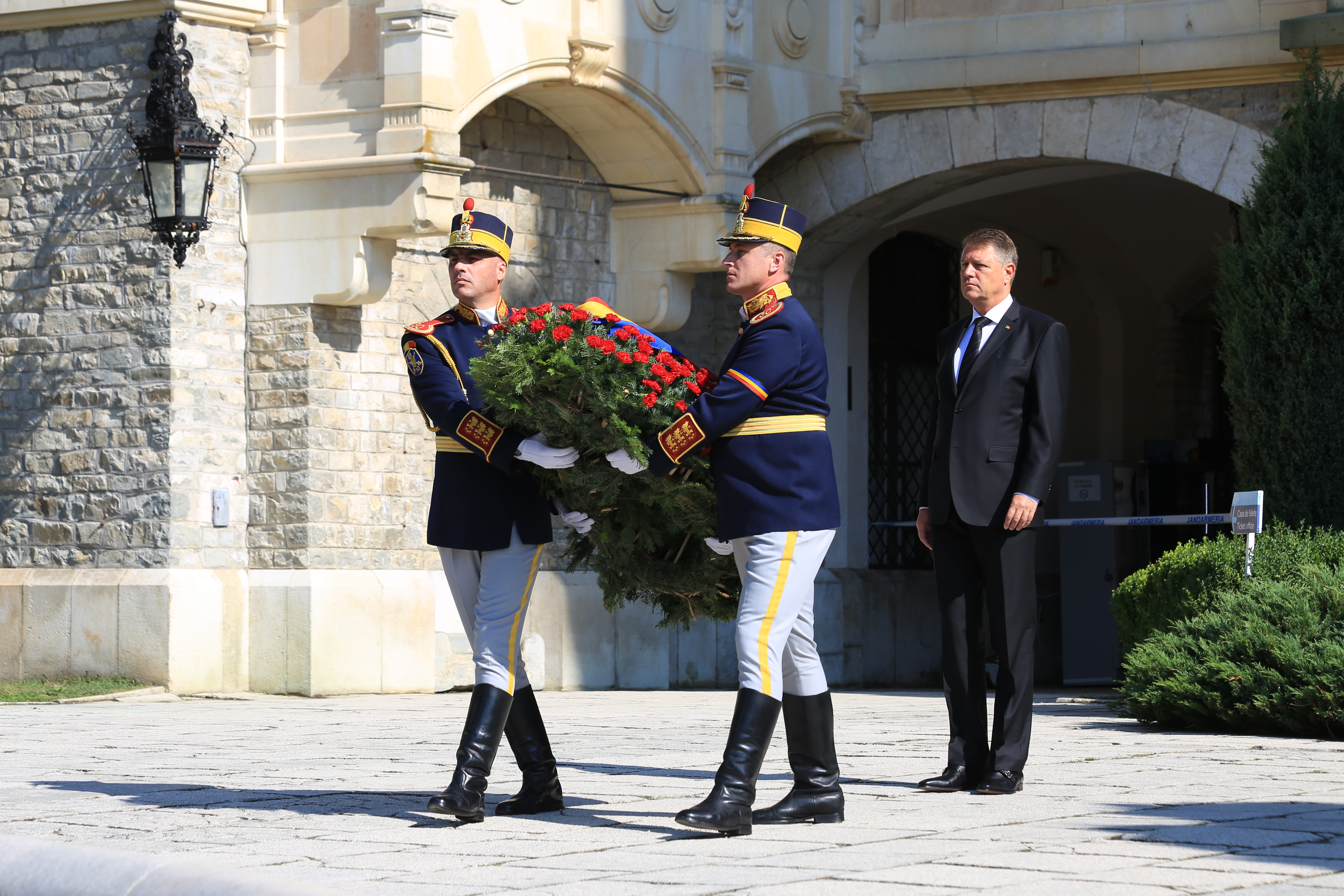 Înmormântarea Reginei Ana. Reprezentanții Caselor Regale au venit cu autocarul, preoții cu limuzina