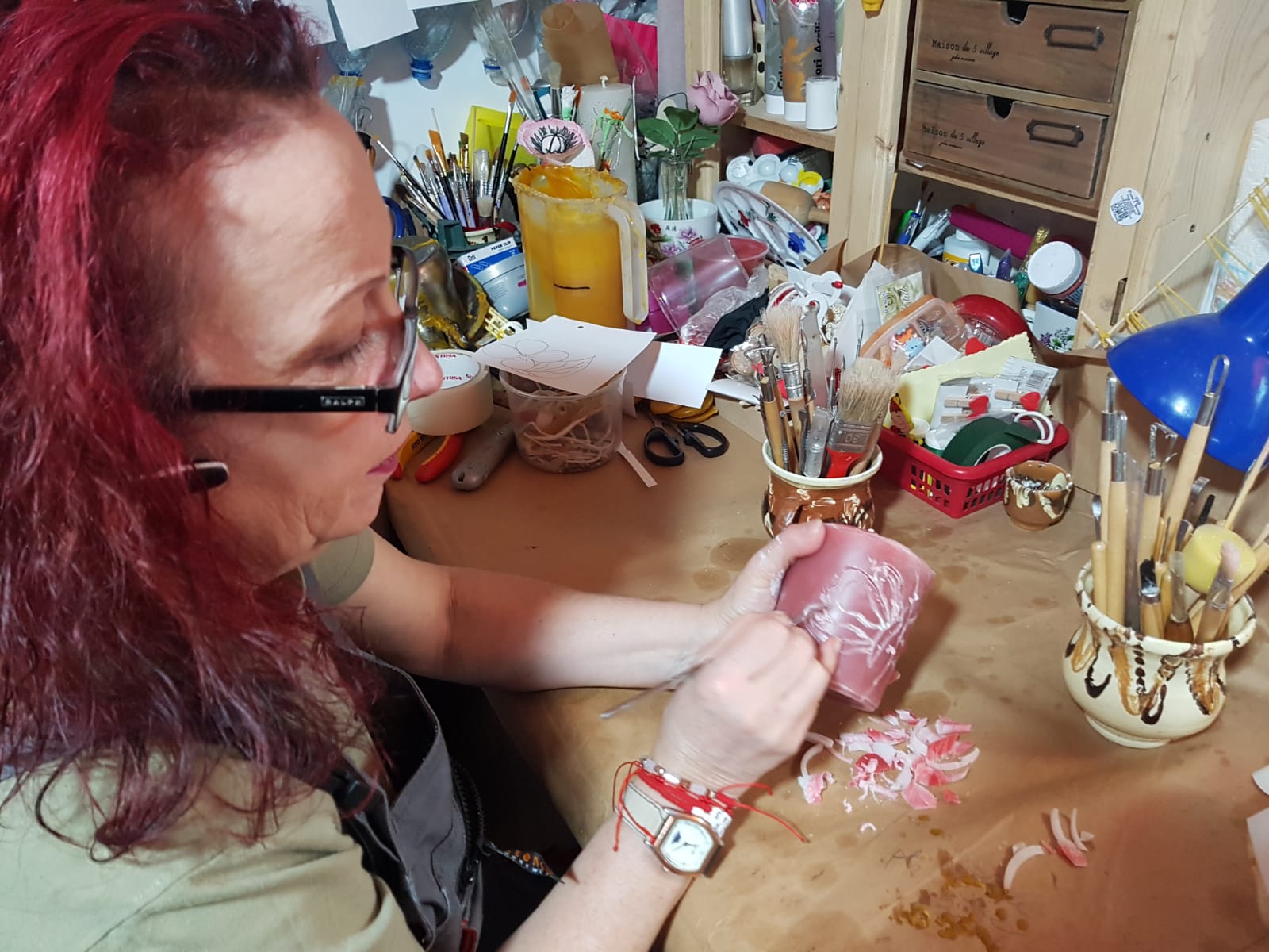 VIDEO&FOTO/ Badantă în Italia, artistă în România. Elena Mihăilă sculptează în ceară faraoni, motociclete, pălării sau flori: "Dacă greșești, topești totul și o iei de la capăt"