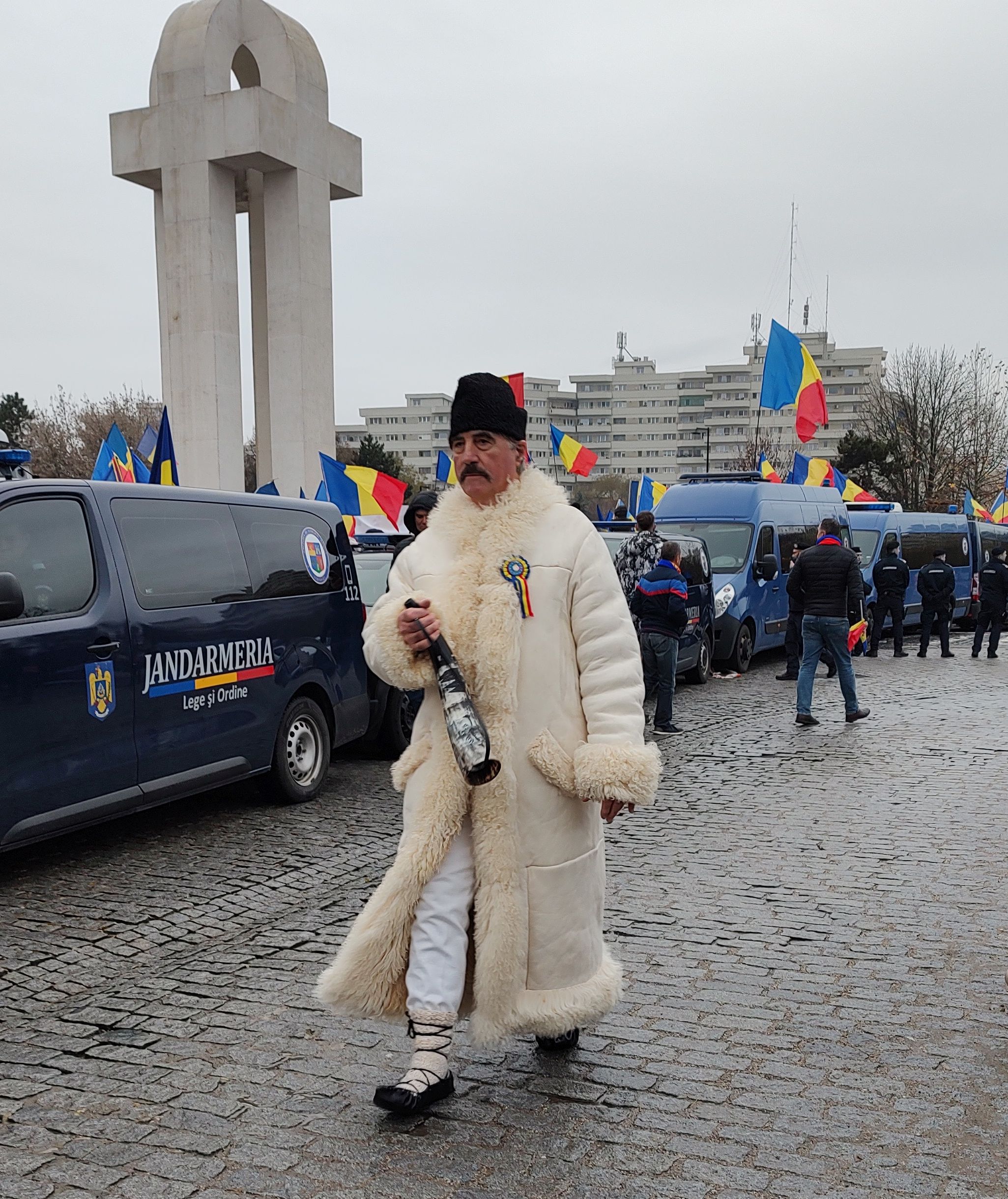 Ziua Națională în Suveranistan. Cum au ocupat Alba Iulia fanii lui Georgescu, Simion și Șoșoacă. Huiduieli fără precedent la intonarea imnului