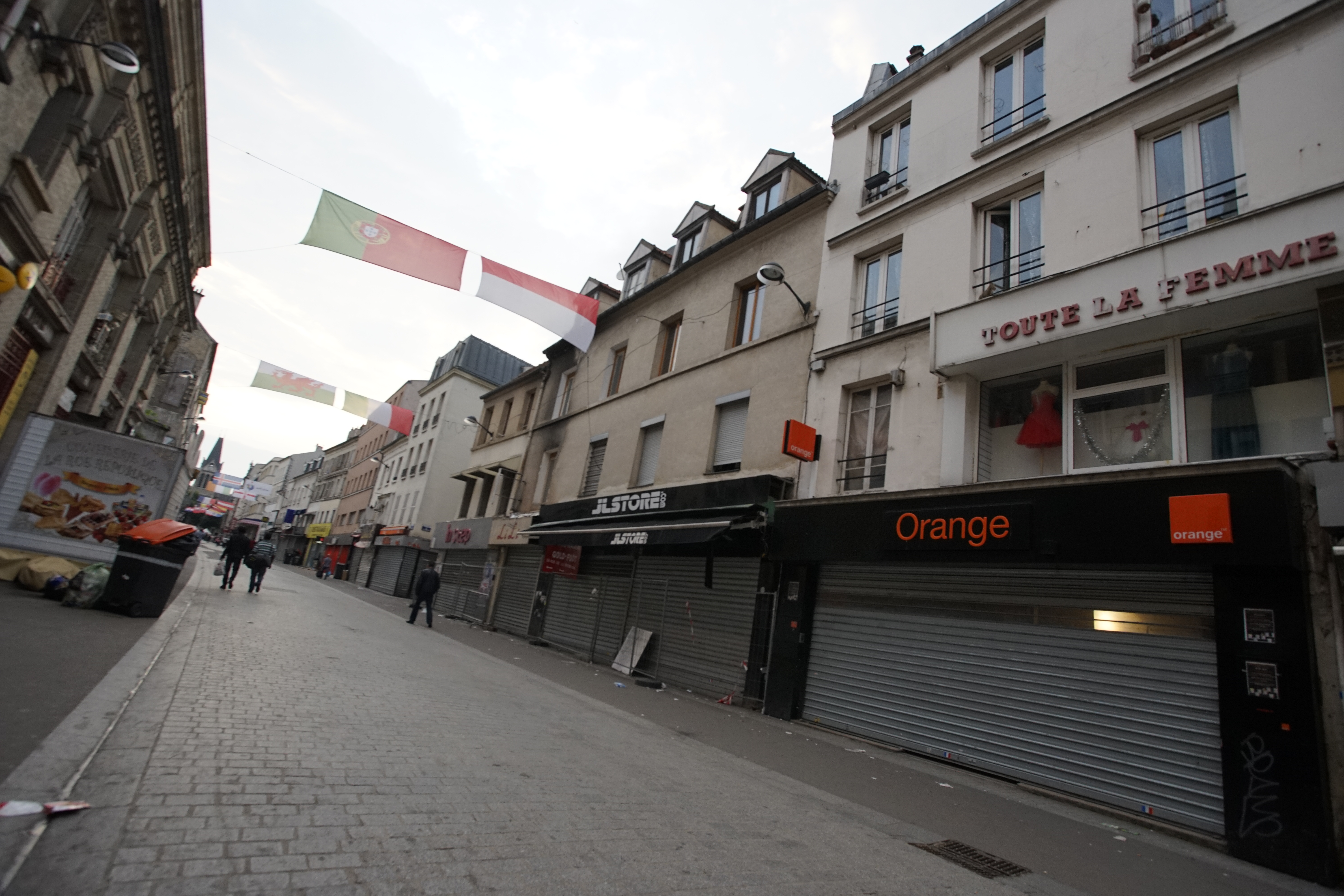 Euro 2016. Reportaj din infernul de la Saint-Denis. Vineri jucăm aici, pe Stade de France, cu gazdele! ”Explodează câte o bombă la două săptămâni și se trage cu Kalașnikovul” EXCLUSIV&FOTO