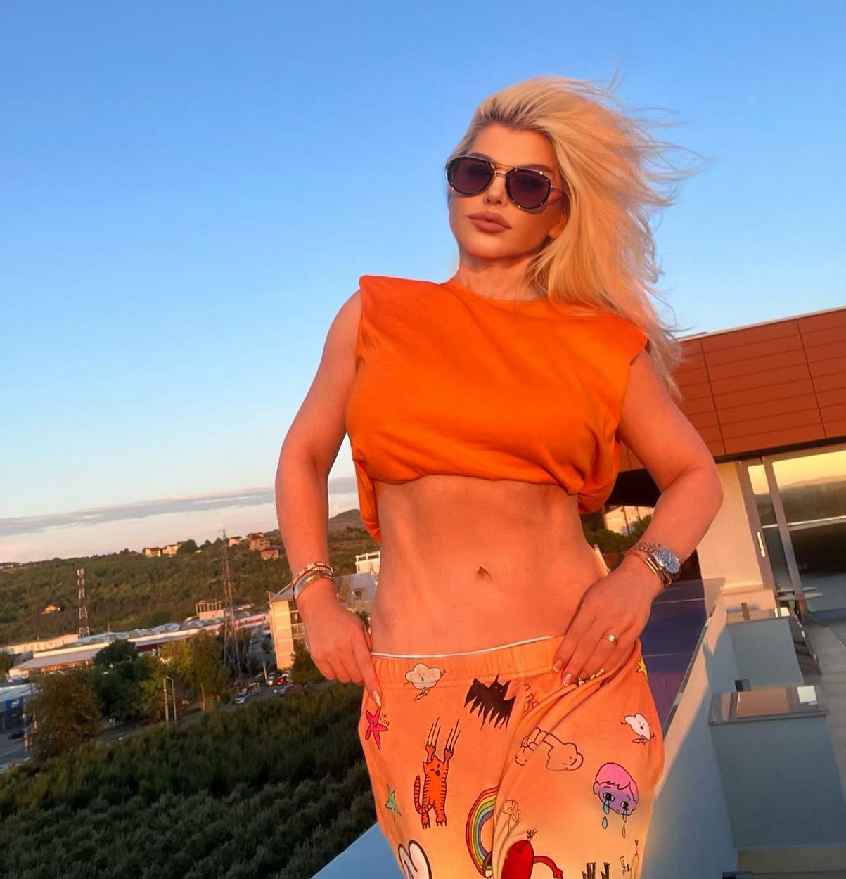 Reacția fanilor, după ce Loredana Groza a apărut în rochie mini: „Acum ai 20 de ani? Foarte frumoasă te-ai făcut”