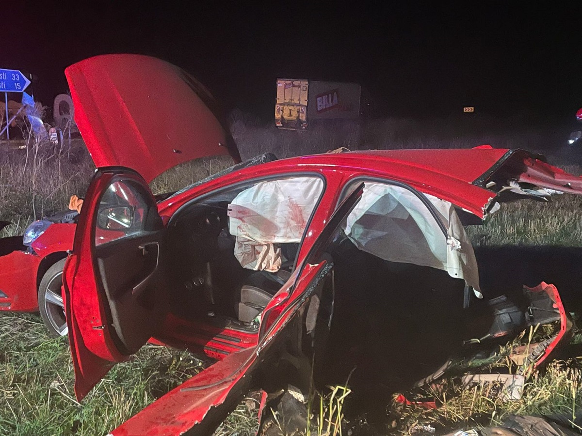 Mașină ruptă în două de un camion plin cu cartofi, în Prahova. Un tânăr de 25 de ani a murit pe loc