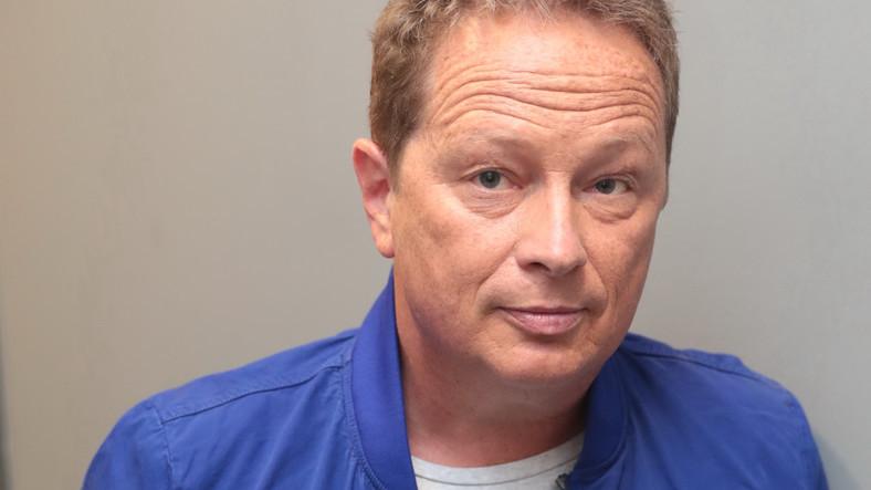 Geszti Péter elesett a biciklivel, nekihajtott egy vasútállomás falának!