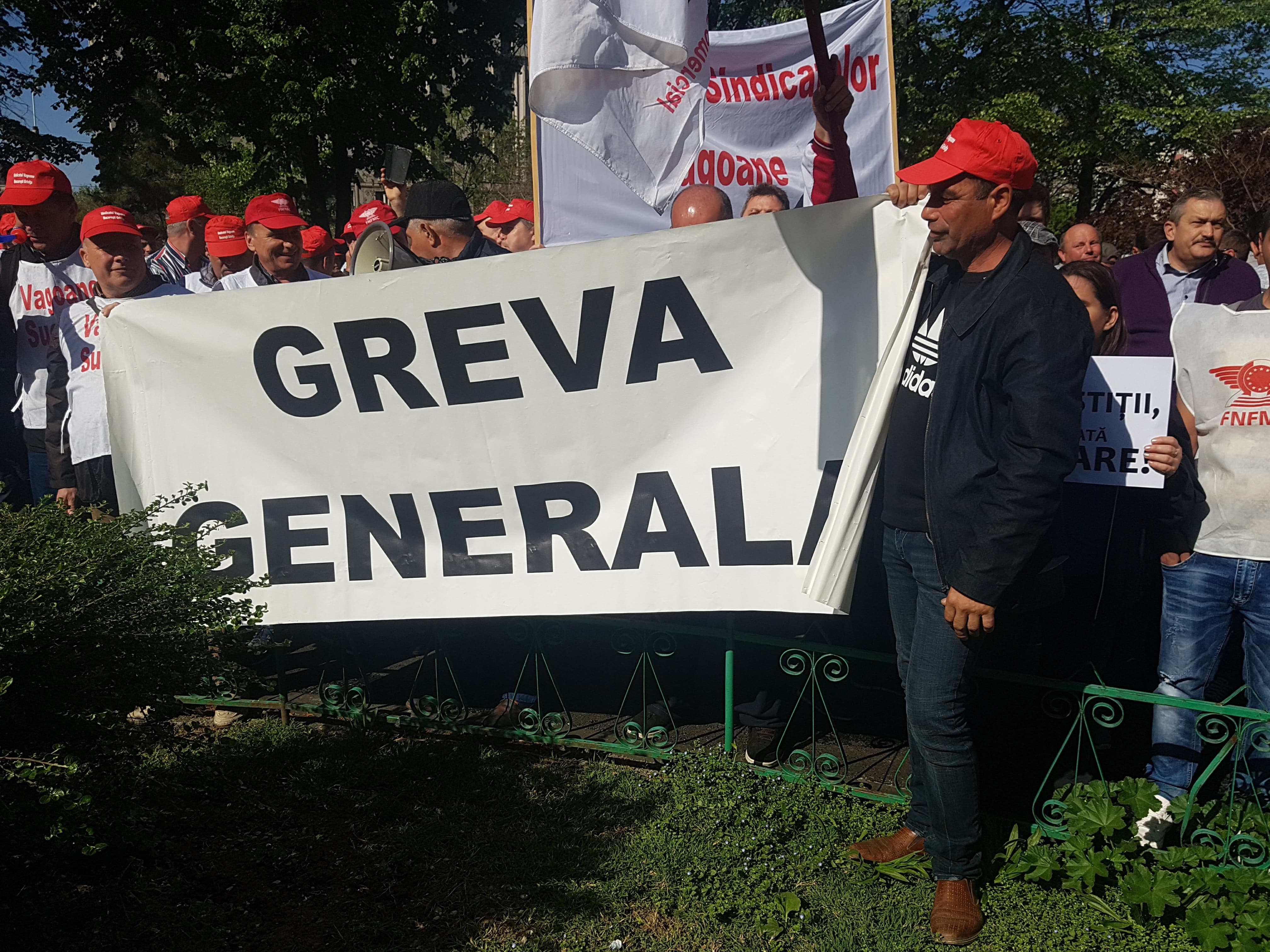 UPDATE. Protest al sindicatelor din căile ferate. 2.000 de ceferiști mărșăluiesc într-un miting, în București / FOTO&VIDEO