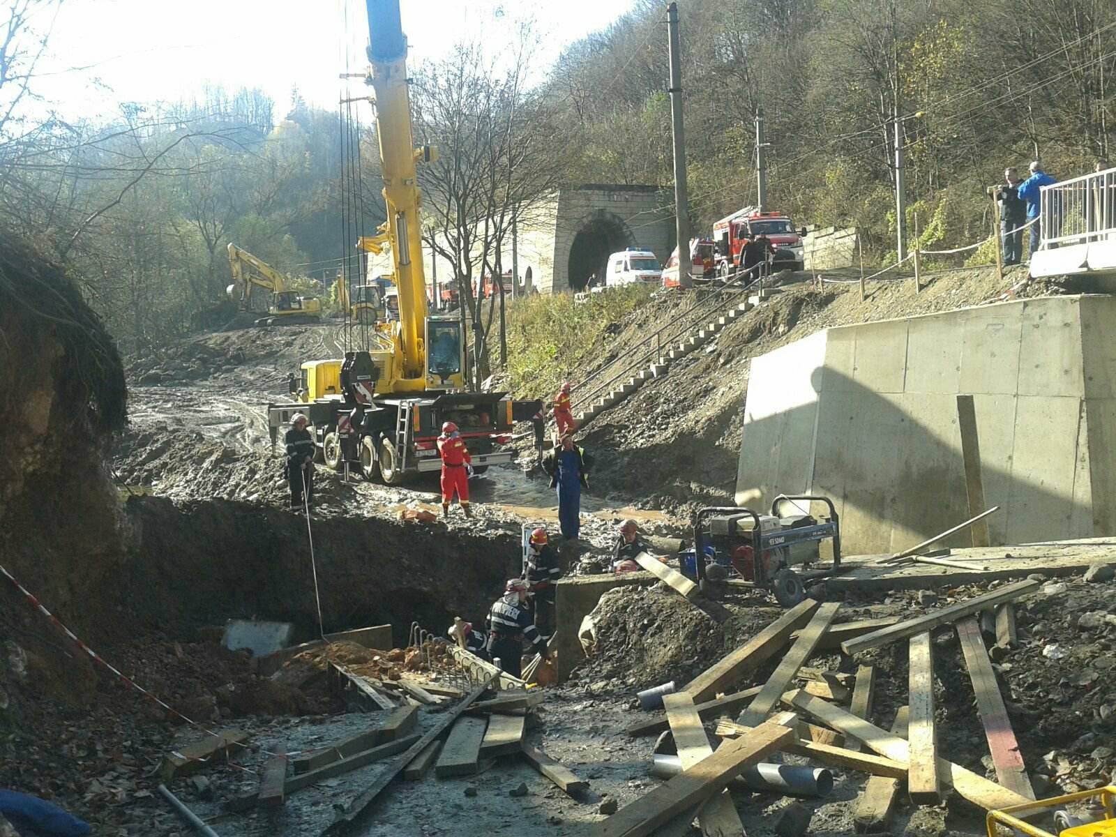 UPDATE: Ceilalți doi muncitori prinși sub un mal de pământ în Hunedoara, scoși morți