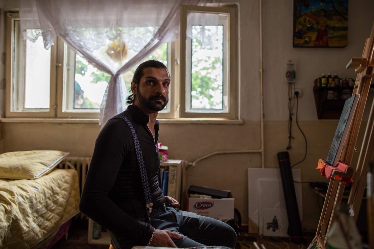 Un pictor fără școală, abandonat la naștere într-un centru de boli psihice din Argeș, are un talent unic în reproducerea tablourilor celebre