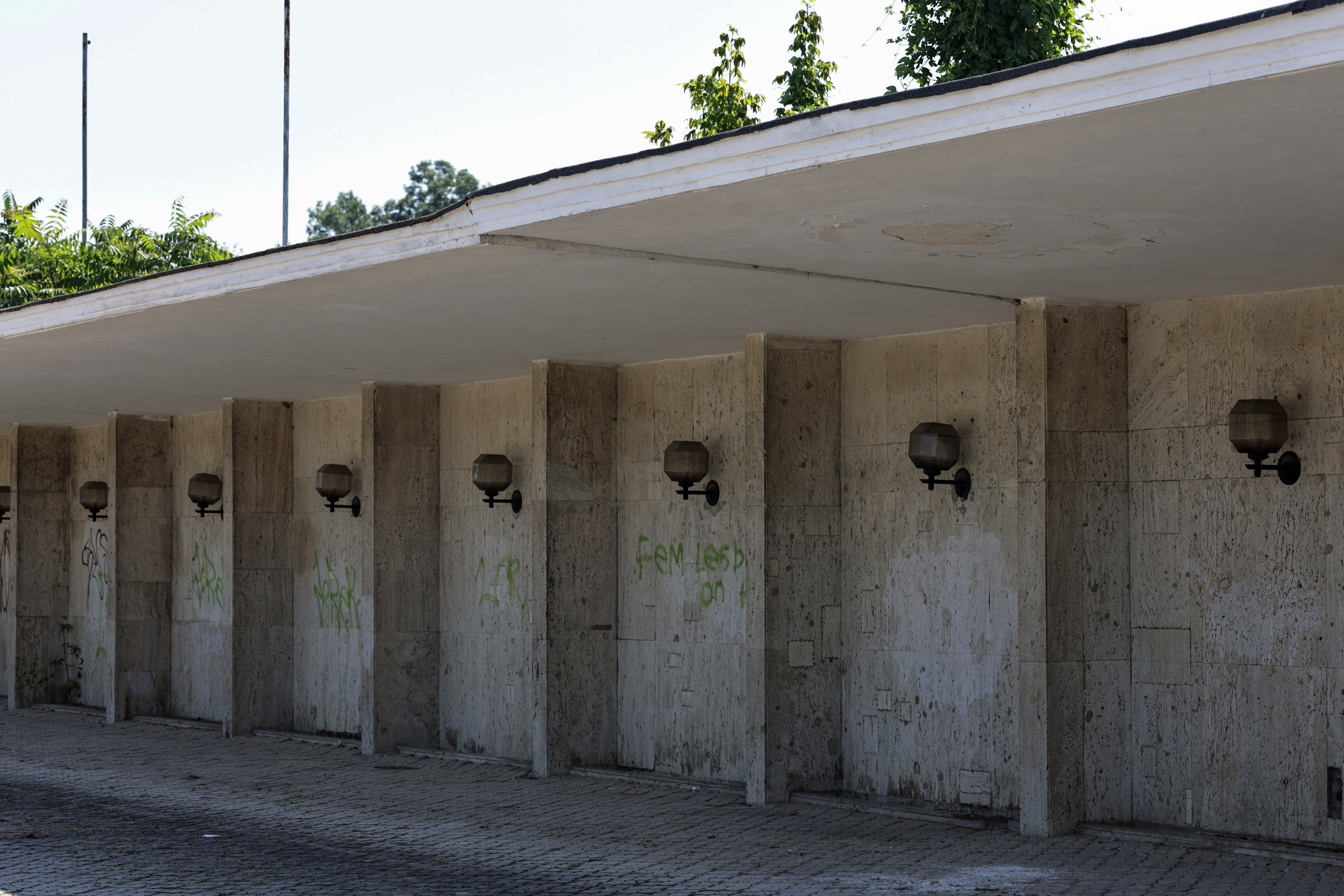 Între gloria regală și dezastrul de azi. Locul pe unde au trecut regii României a ajuns o haltă aproape pustie și distrusă de graffiti