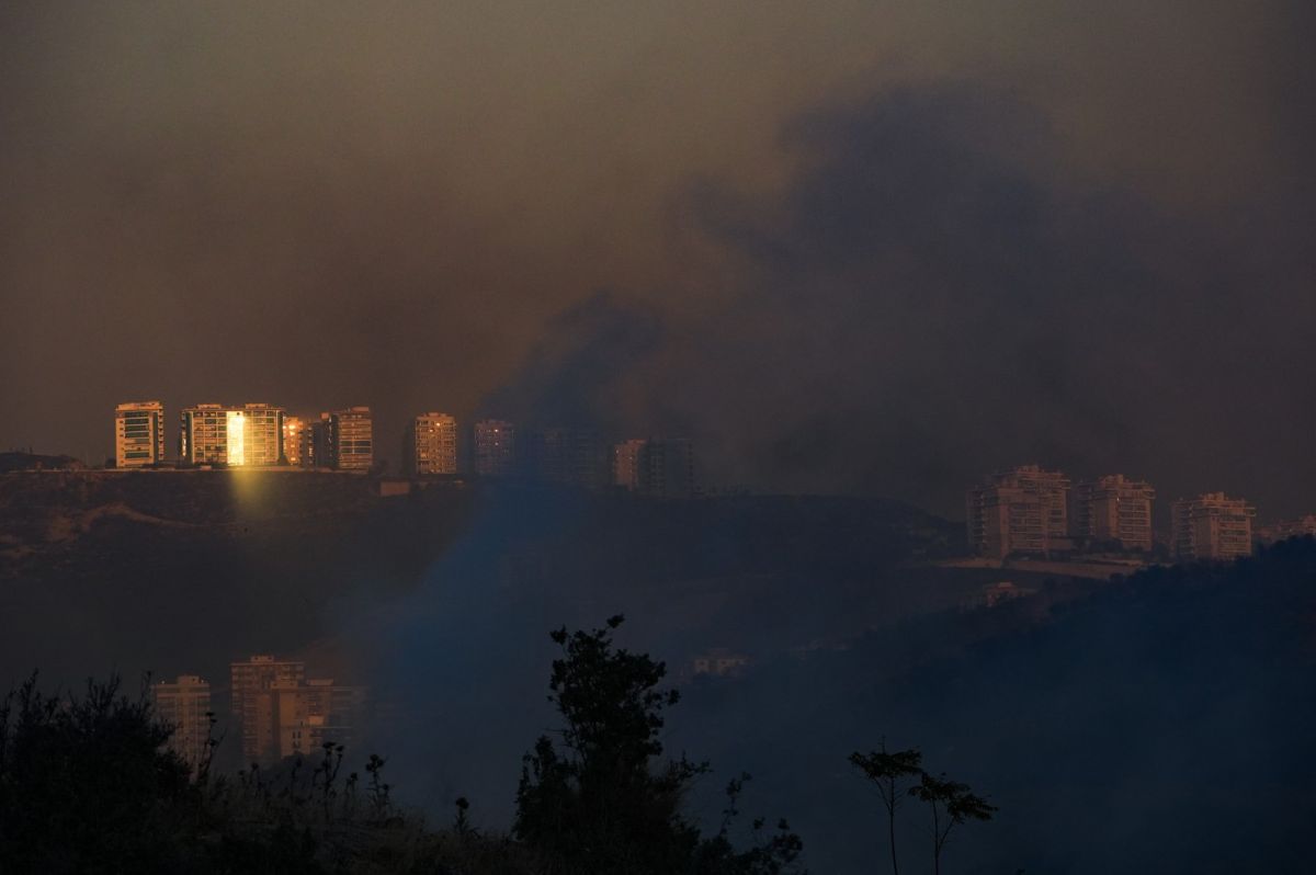 Un incendiu de pădure s-a extins până în zonele rezidențiale din orașul turc Izmir. Oameni evacuați din mai multe cartiere