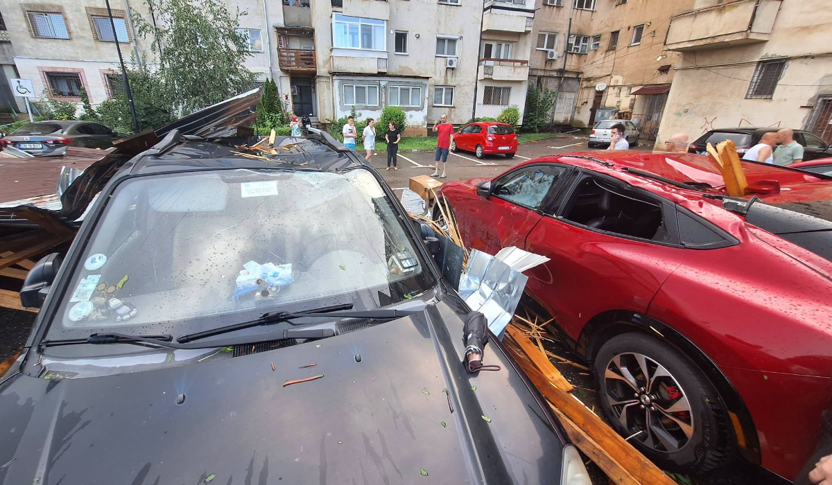 Codul roșu de furtuni a făcut prăpăd în Târgoviște: vântul a smuls și aruncat în stradă acoperișul unui bloc, zeci de copaci au fost puși la pământ
