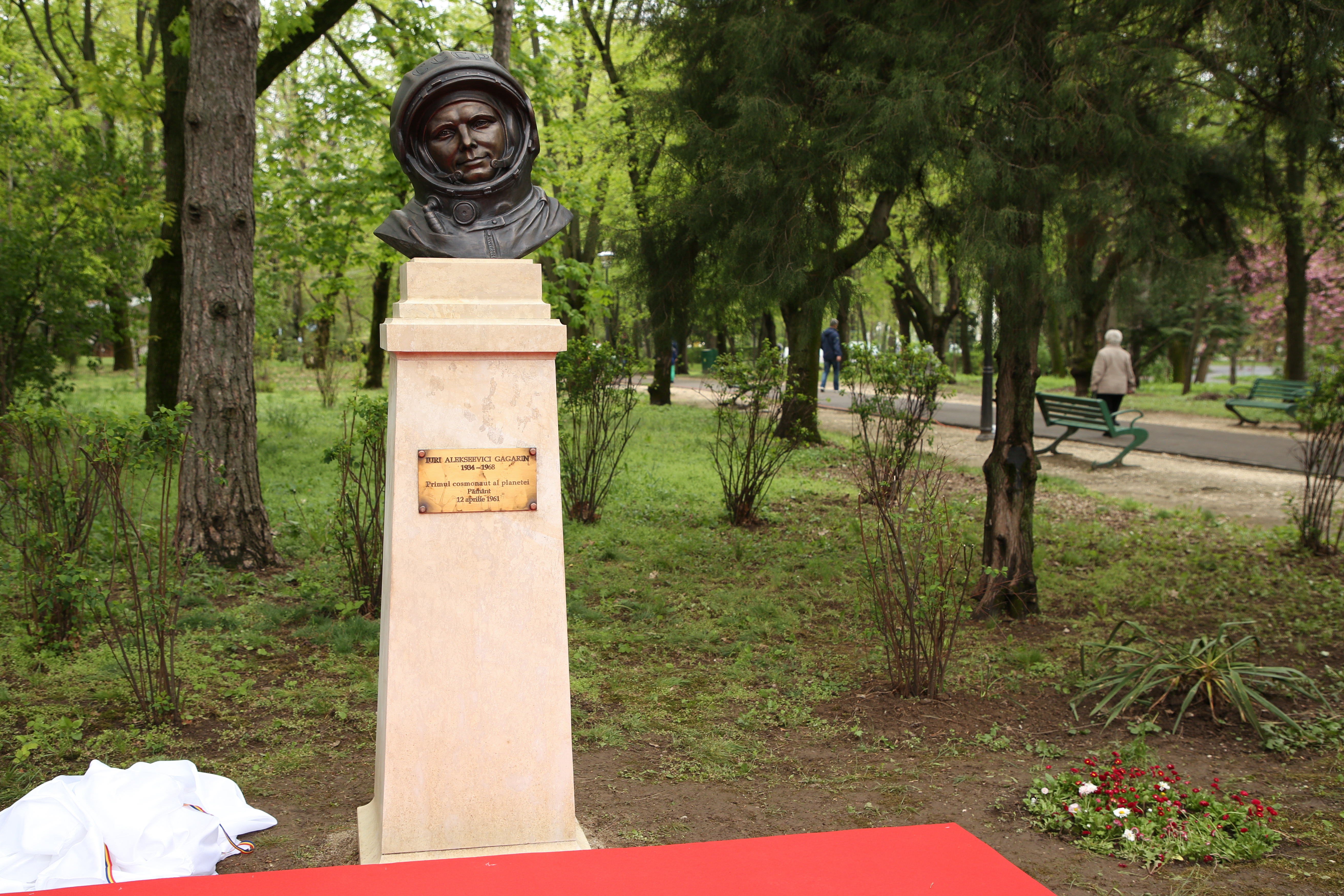 FOTO / Bust din bronz al cosmonautului Iuri Gagarin, inaugurat în Parcul Herăstrău. La eveniment a participat și Dumitru Prunariu