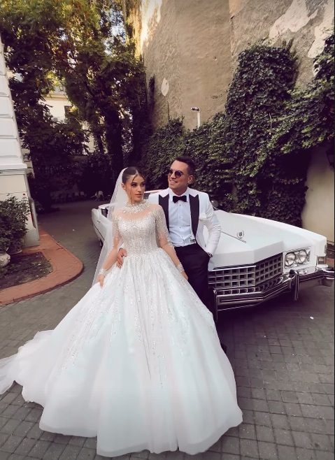 Cum a apărut soția lui Mugur Mihăescu la nunta fiicei lor. O prezență discretă în showbiz, Rodica nu și-a putut stăpâni lacrimile