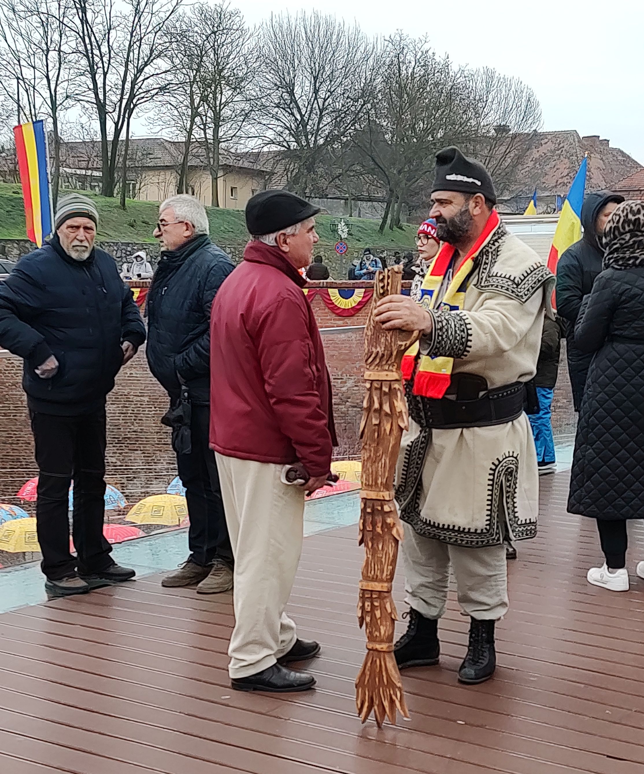 Ziua Națională în Suveranistan. Cum au ocupat Alba Iulia fanii lui Georgescu, Simion și Șoșoacă. Huiduieli fără precedent la intonarea imnului