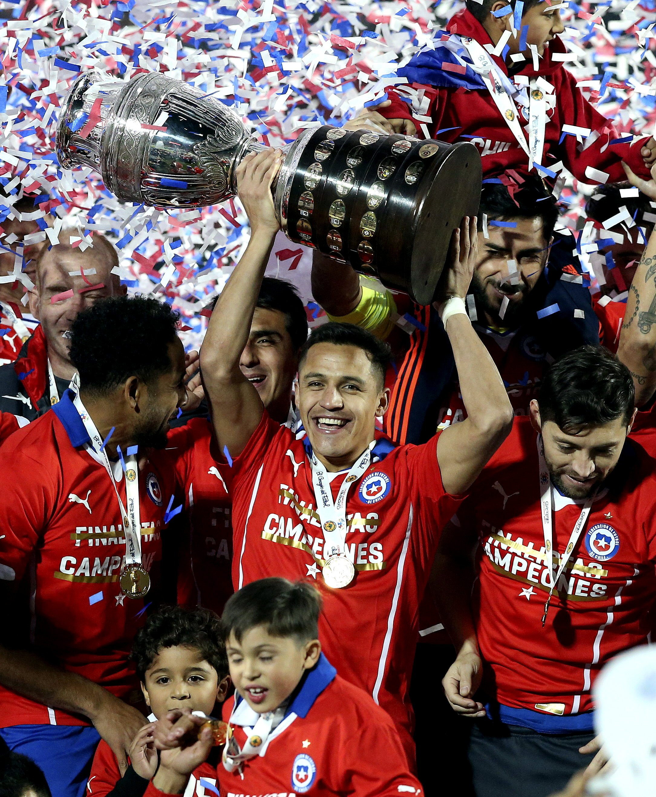 Chilienii au sărbătorit pe străzi câștigarea primei Copa America din istorie. ^A fost noapte albă la Santiago / GALERIE FOTO