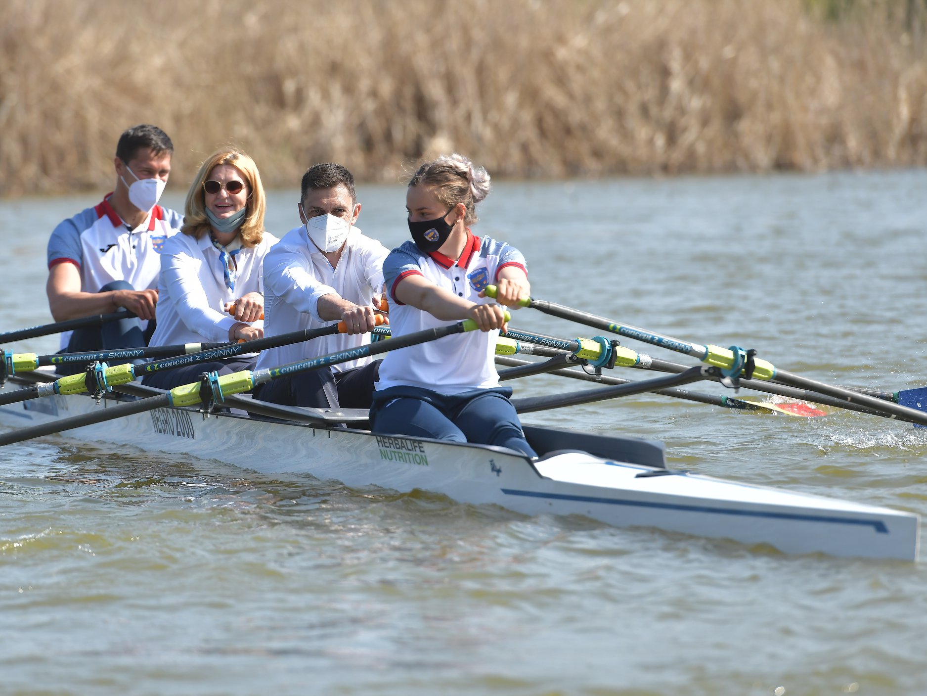 Imagini inedite cu ministrul Eduard Novak. Pe lacul Snagov, cu Elisabeta Lipă în barcă