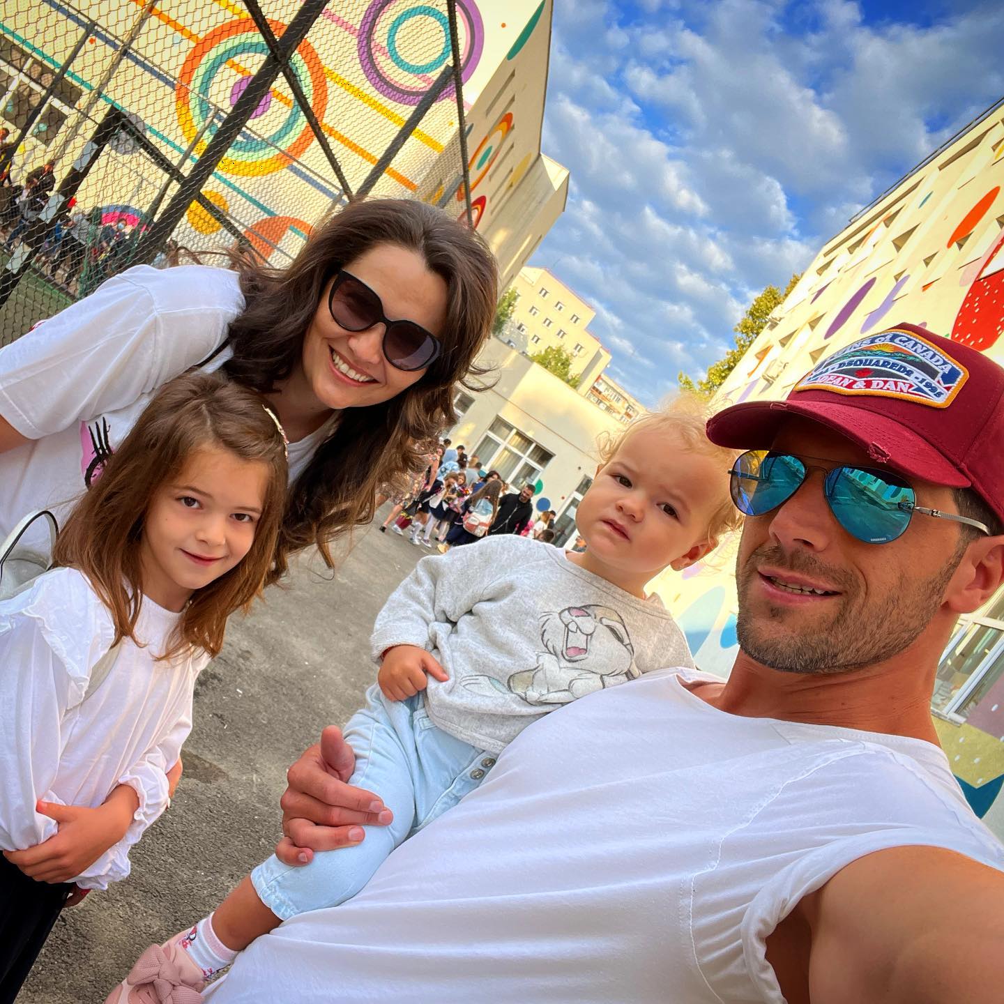 Regula pe care fetele lui Adi Nartea trebuie să o respecte. „Ne mai prind copiii, ne atenționează. Deci, după ce împlinești 16 ani, ai dreptul”