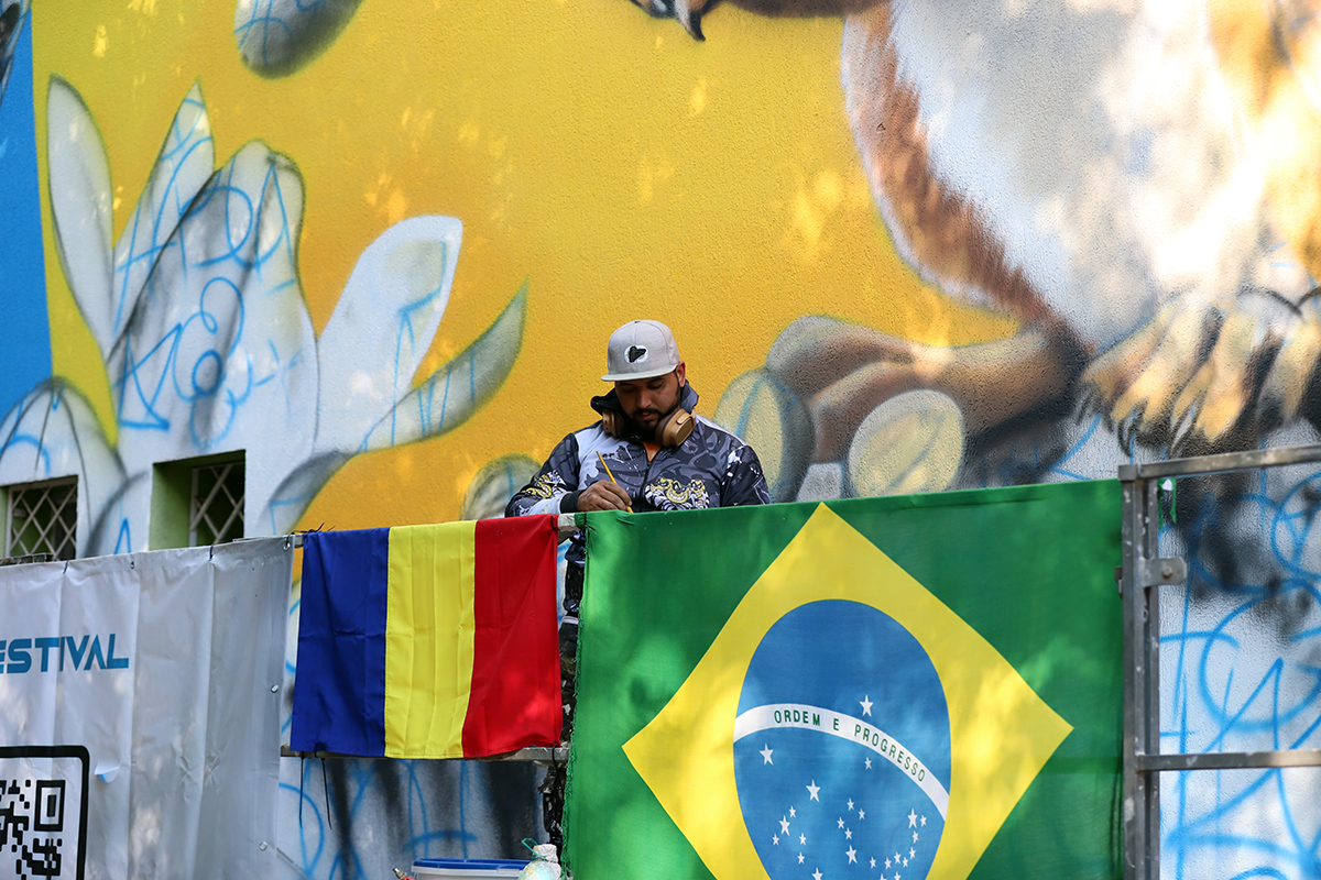 Fotbalistul Vinícius, pictură murală uriașă în centrul Bucureștiului. „Blocul acesta începe să devină faimos”. Lucrarea este realizată de un artist brazilian celebru