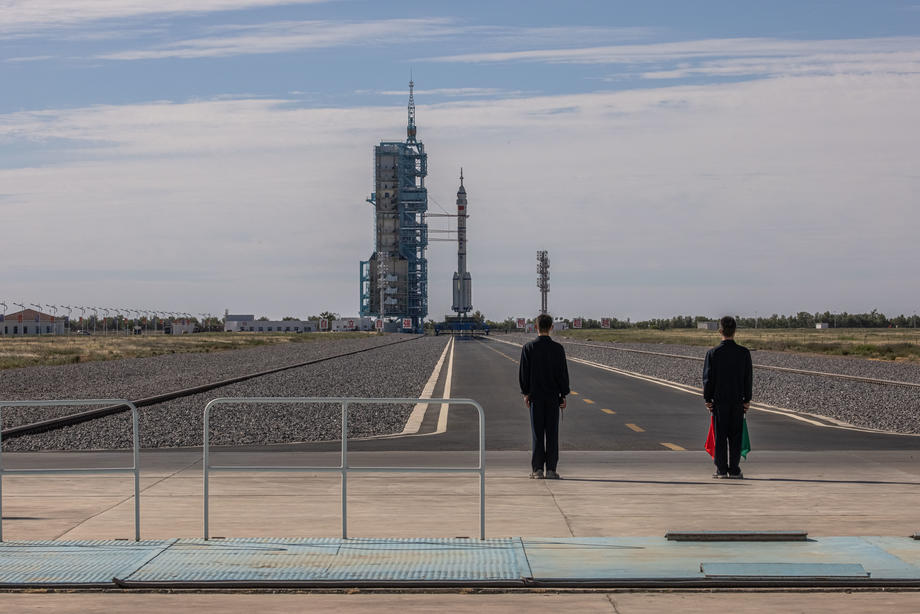 China a lansat prima sa misiune în spaţiu cu echipaj uman după o pauză de aproape cinci ani