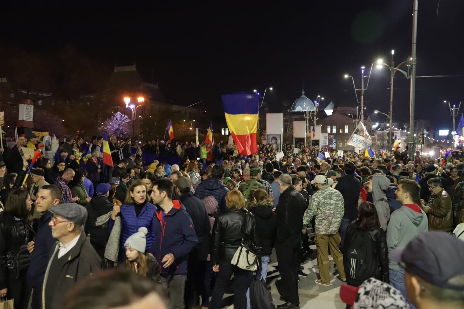 FOTO&VIDEO/ Sute de oameni au protestat sâmbătă seară în Piața Universității. Tudor Chirilă și regizorul Stere Gulea, printre protestatari