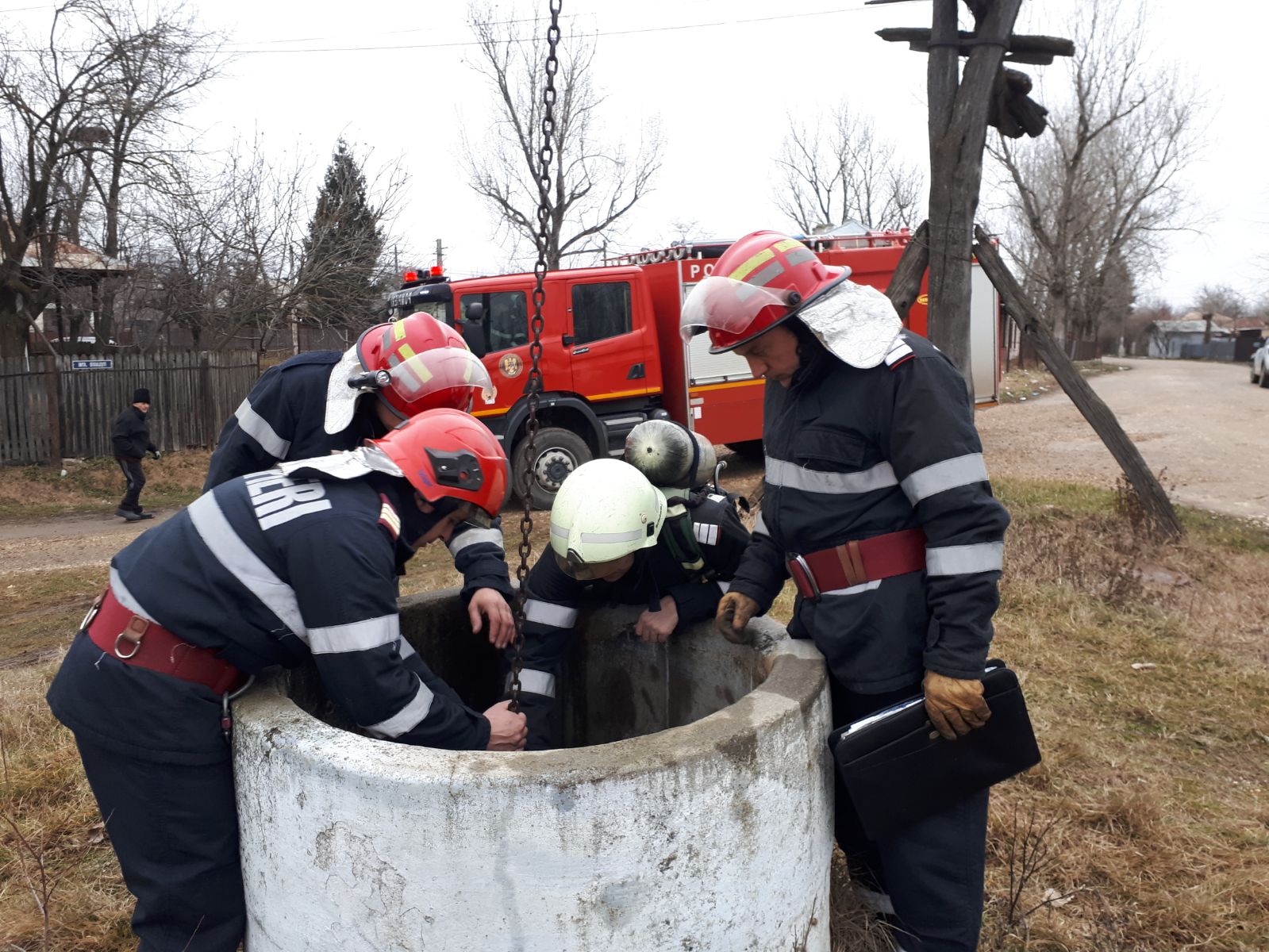 FOTO|O bătrână de 91 de ani din Teleorman a scăpat cu viață după ce a căzut într-o fântână îngustă de un metru