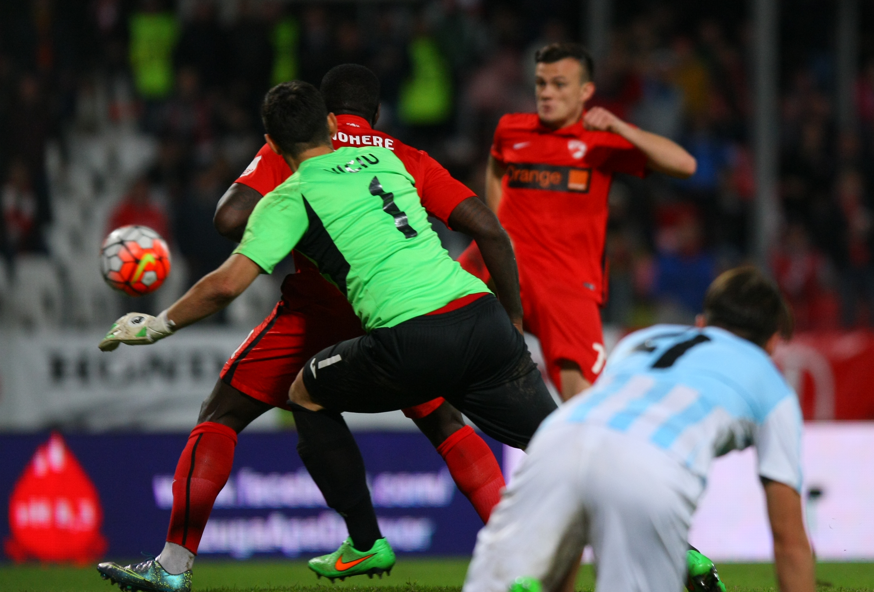 LIGA I LA FOTBAL, etapa a 14-a / Scandal după meciul Dinamo - ASA Tîrgu Mureș 2-1. ^Ardelenii protestează oficial printr-un comunicat în care reclamă un ”fault evident și lipsă de fair-play”! GALERIE FOTO