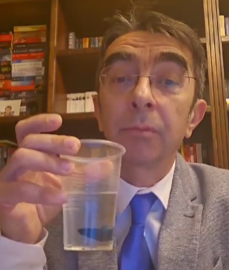 Mihai Găinușă, parodie pe TikTok la adresa lui Călin Georgescu: „Apa e divină. În fiecare dimineață îmi iau informațiile din apă”