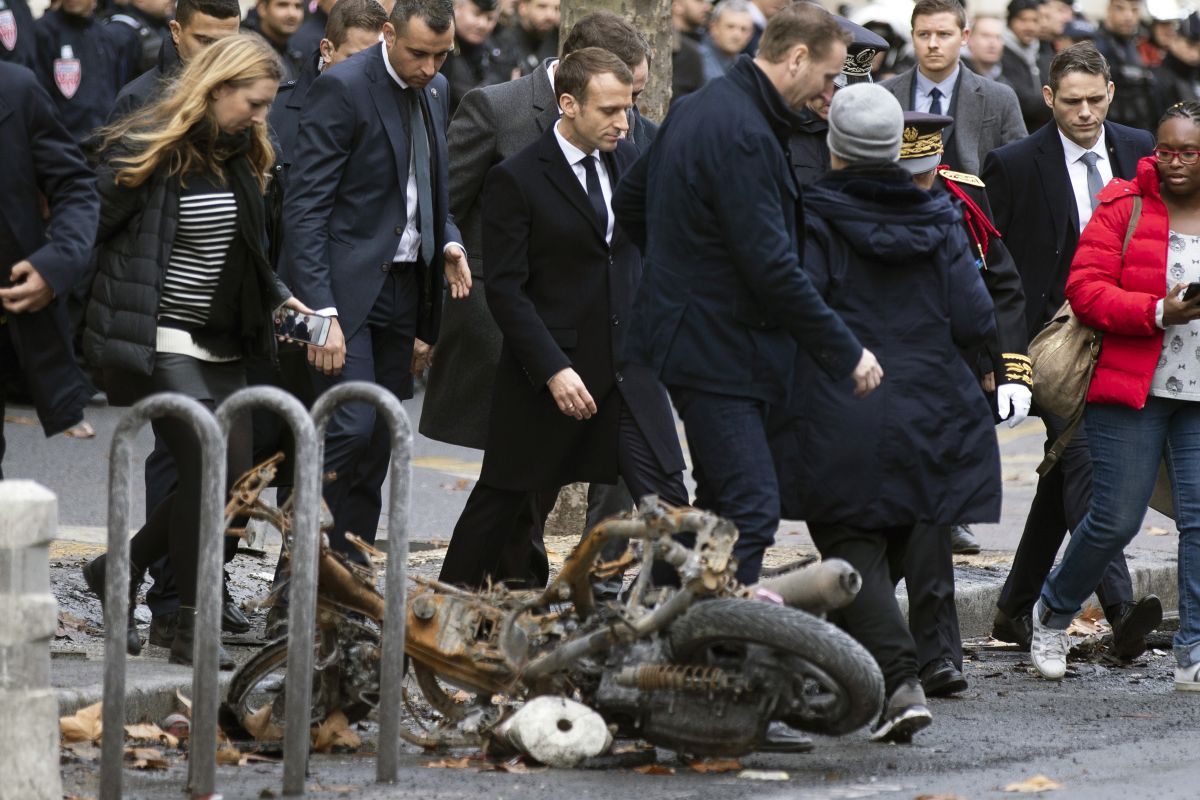 Emmanuel Macron a vizitat Arcul de Triumf din Paris, care a fost vandalizat de protestatari