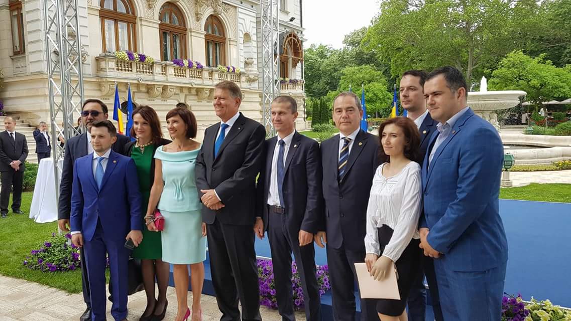 REPORTAJ/ Ce nu s-a văzut la recepția de Ziua Europei, de la Cotroceni; Liderii PSD au venit cu autocarele, Dragnea și Dăncilă au socializat peste o oră (FOTO)