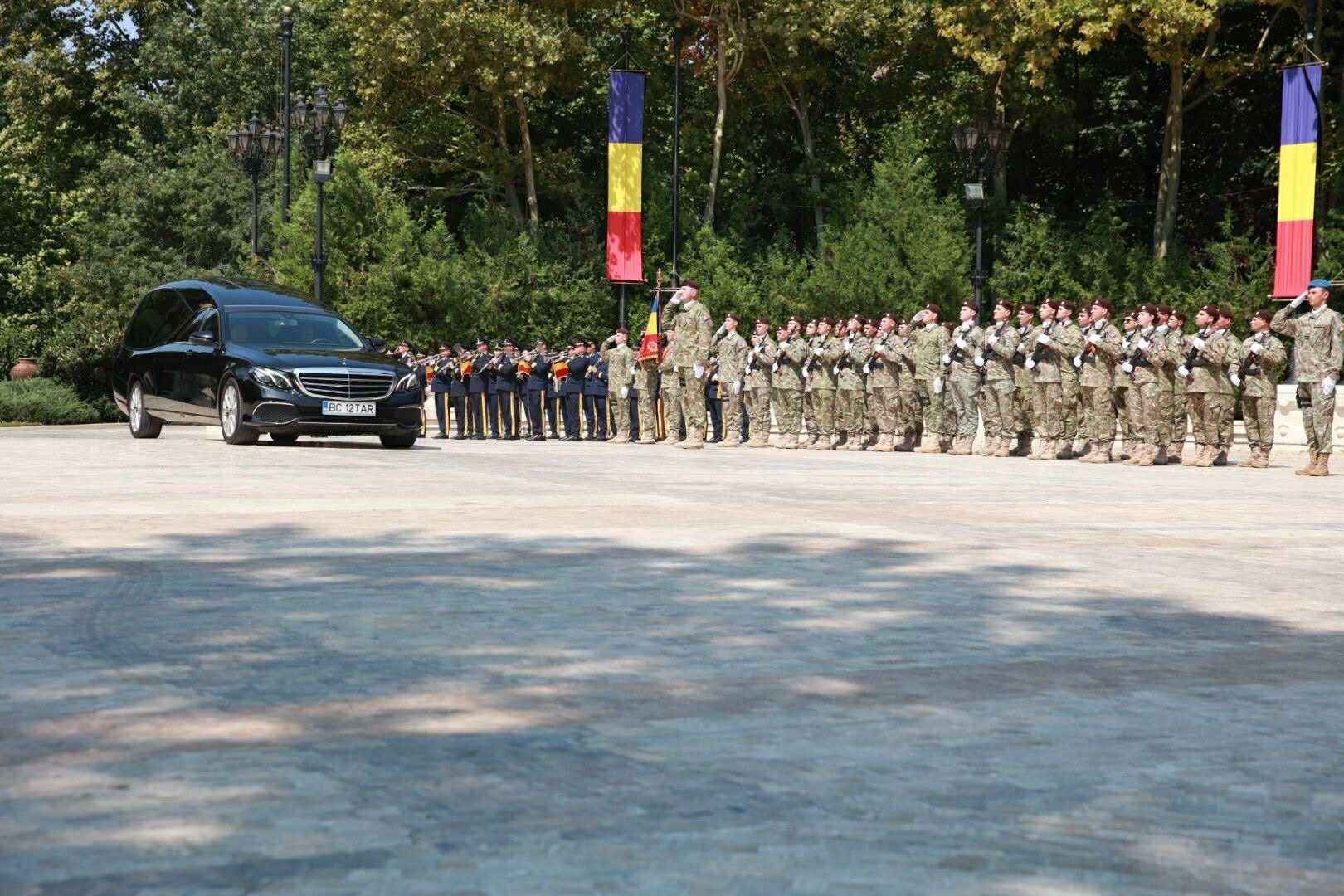 Cât costă mașina mortuară care a cărat sicriul cu trupul neînsuflețit al lui Ion Iliescu. Înmormântarea a fost plătită de statul român