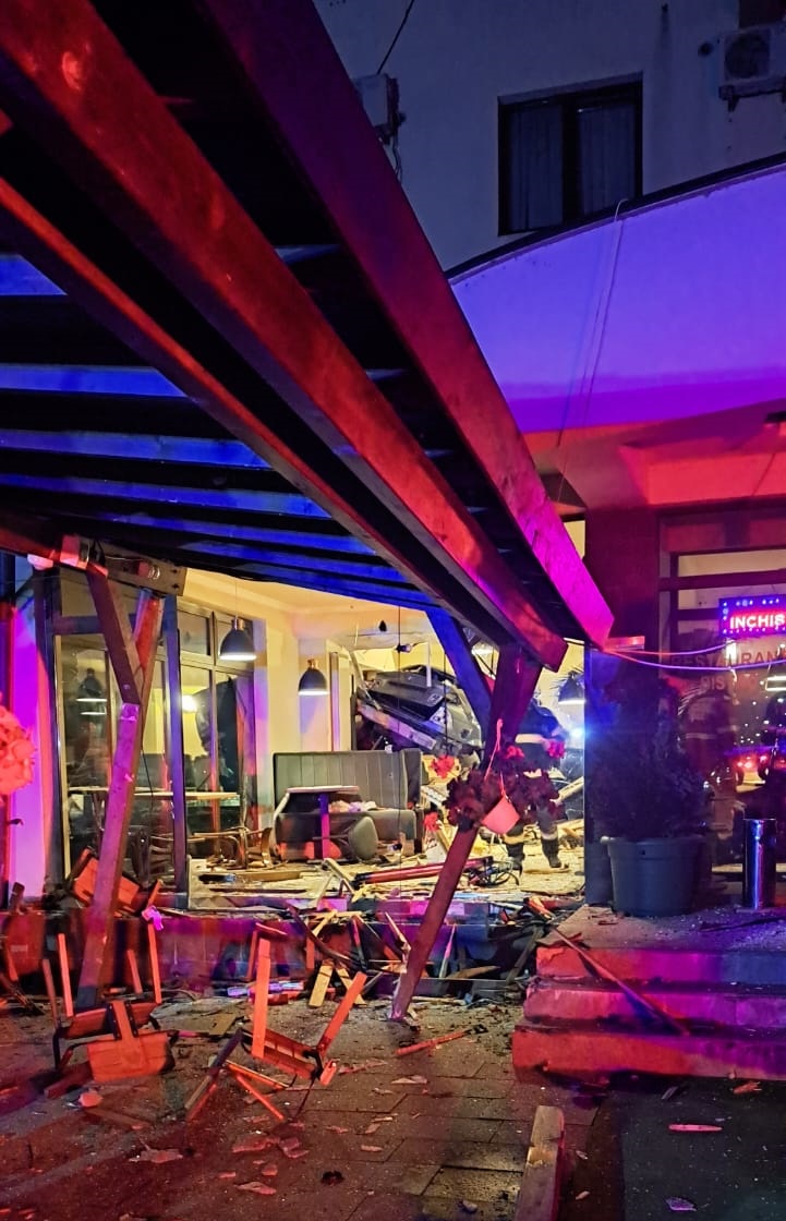 Un șofer de 19 ani a intrat cu mașina în mijlocul unui restaurant din județul Cluj. FOTO