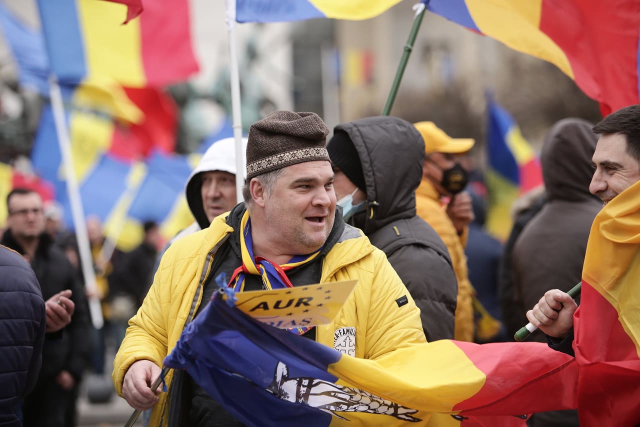 VIDEO. Incident între George Simion și un jandarm. Apoi liderul AUR aleargă după un alt bărbat. Protestarii merg spre Cotroceni